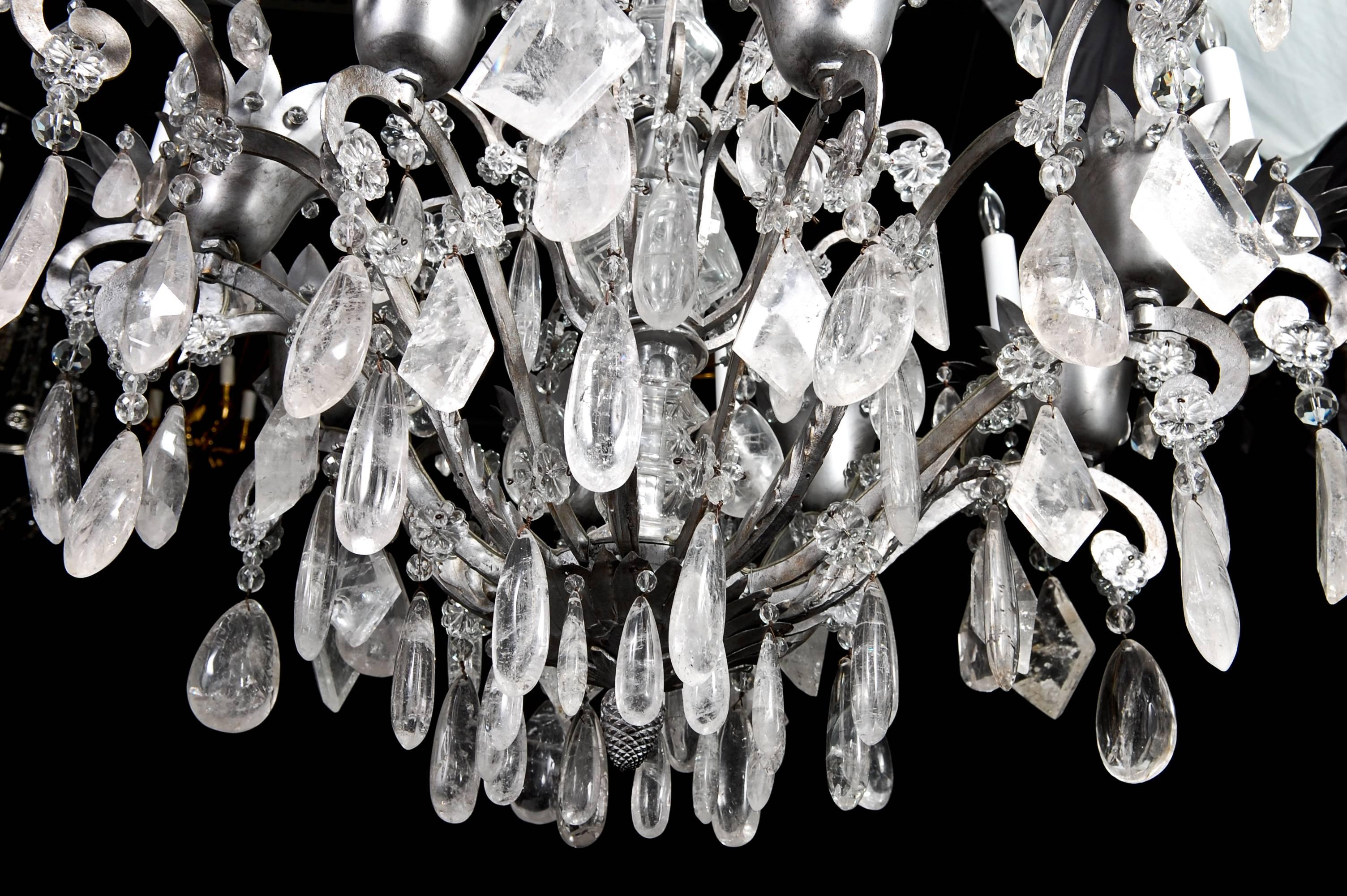 XXI secolo e contemporaneo Raffinato lampadario francese di cristallo di rocca argentato e tagliato in stile Bagues in vendita