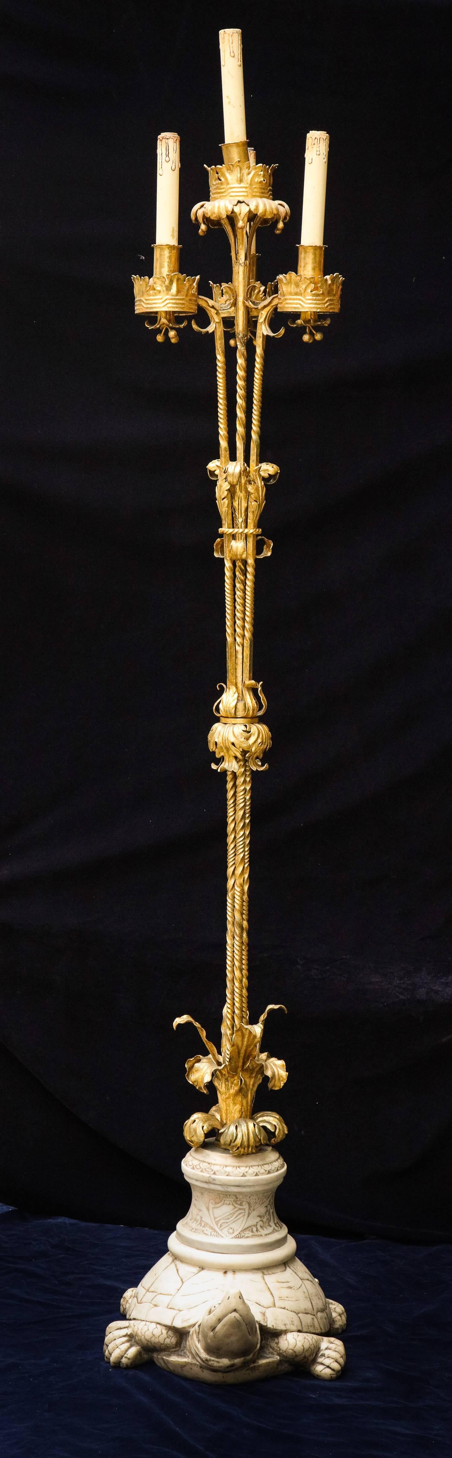 Seltene antike Stehlampen aus Caldwell-Marmor und Bronze mit Schildkrötenmotiv im Louis-XVI.-Stil, Paar (Louis XVI.) im Angebot