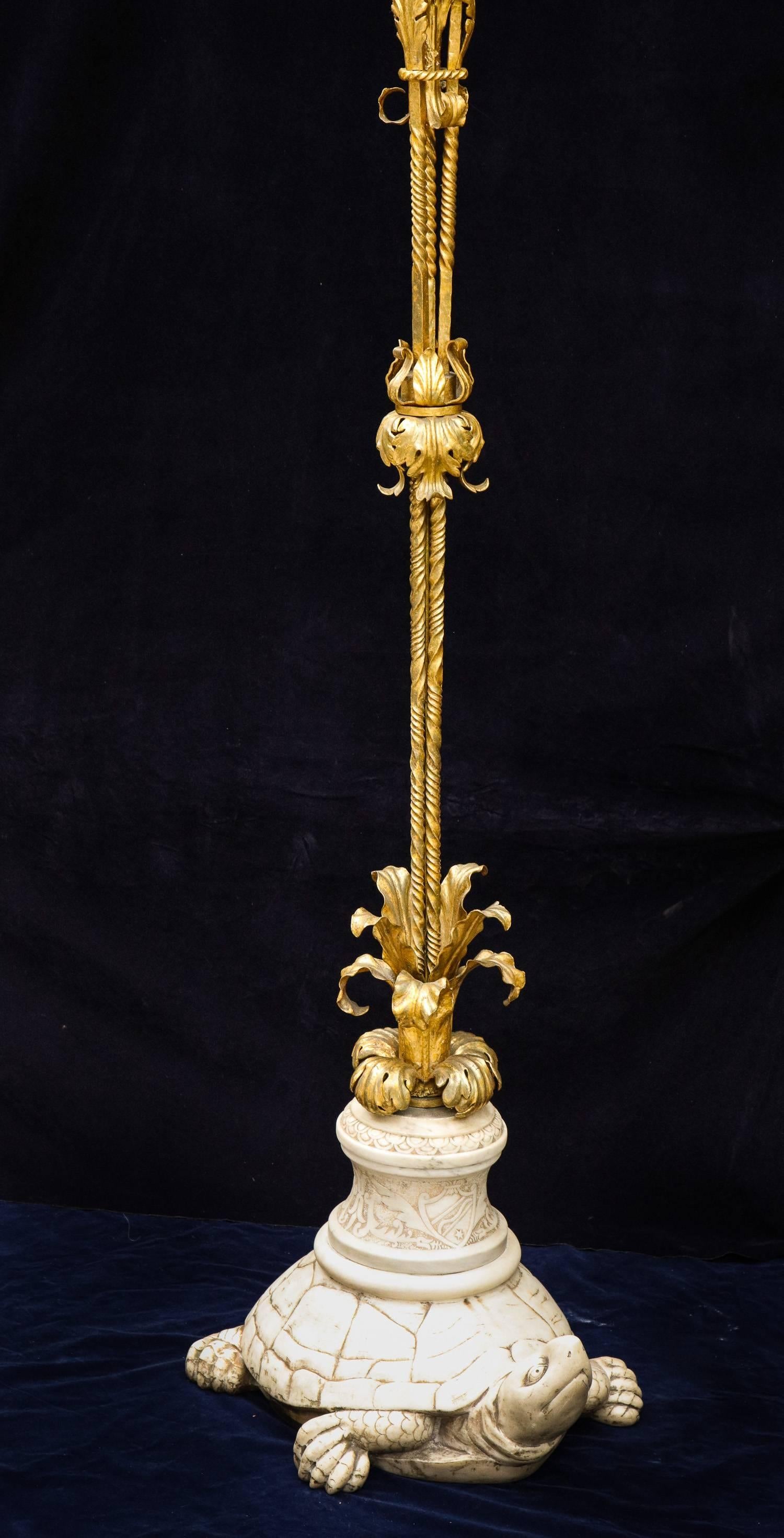 Seltene antike Stehlampen aus Caldwell-Marmor und Bronze mit Schildkrötenmotiv im Louis-XVI.-Stil, Paar (amerikanisch) im Angebot