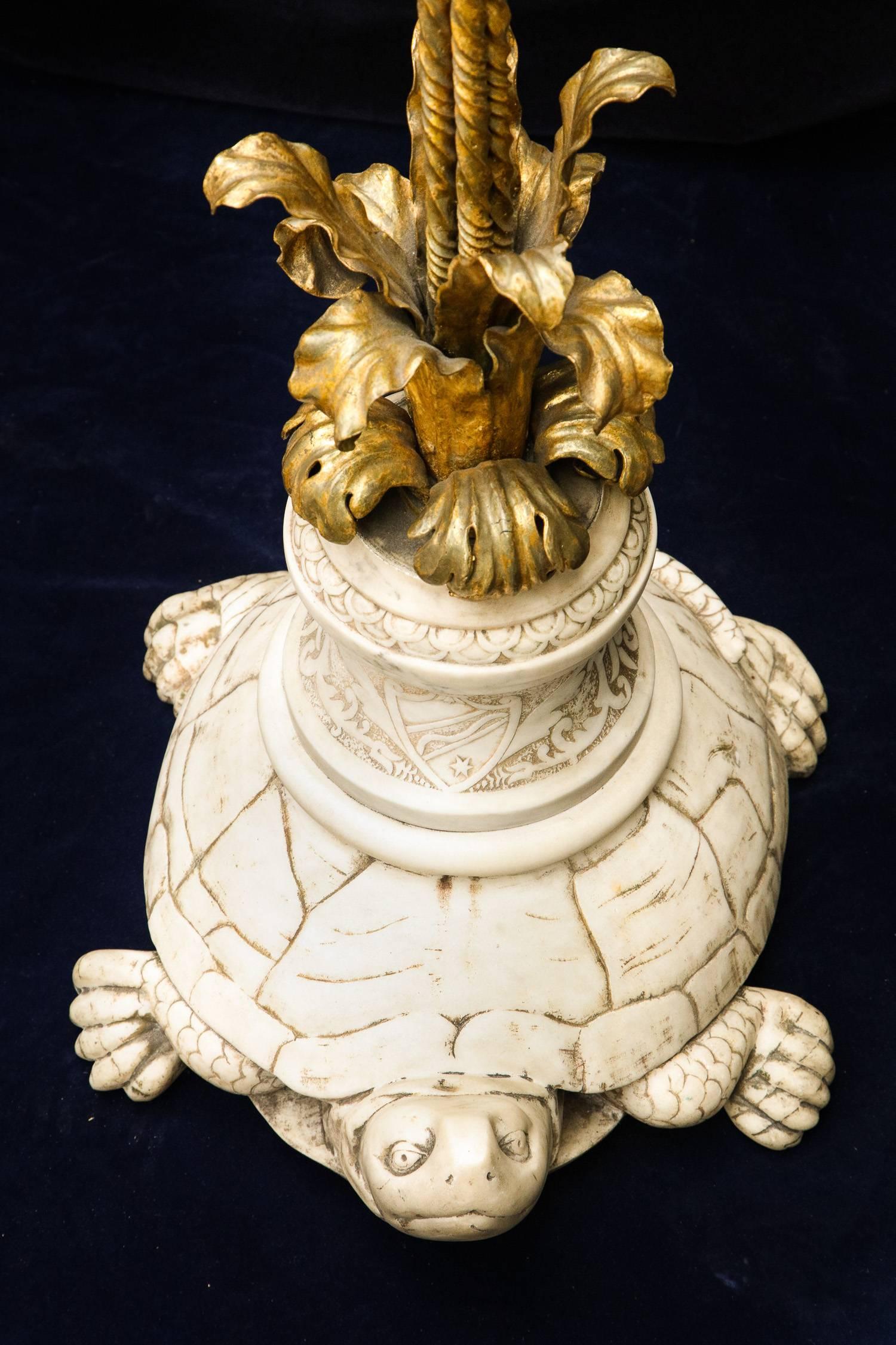 Seltene antike Stehlampen aus Caldwell-Marmor und Bronze mit Schildkrötenmotiv im Louis-XVI.-Stil, Paar (20. Jahrhundert) im Angebot