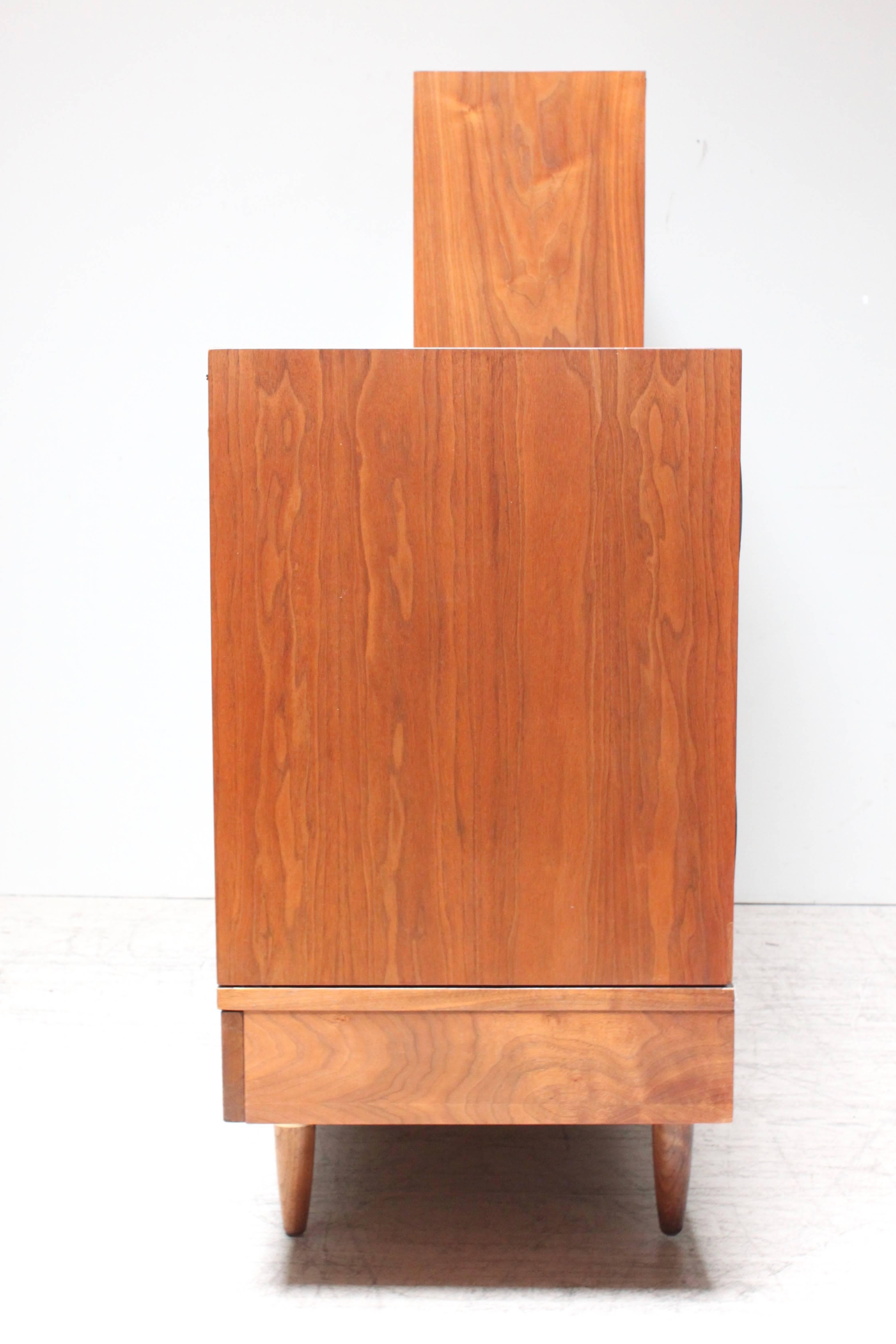 Mid-Century Wall Unit by American of Martinsville In Good Condition In Brooklyn, NY