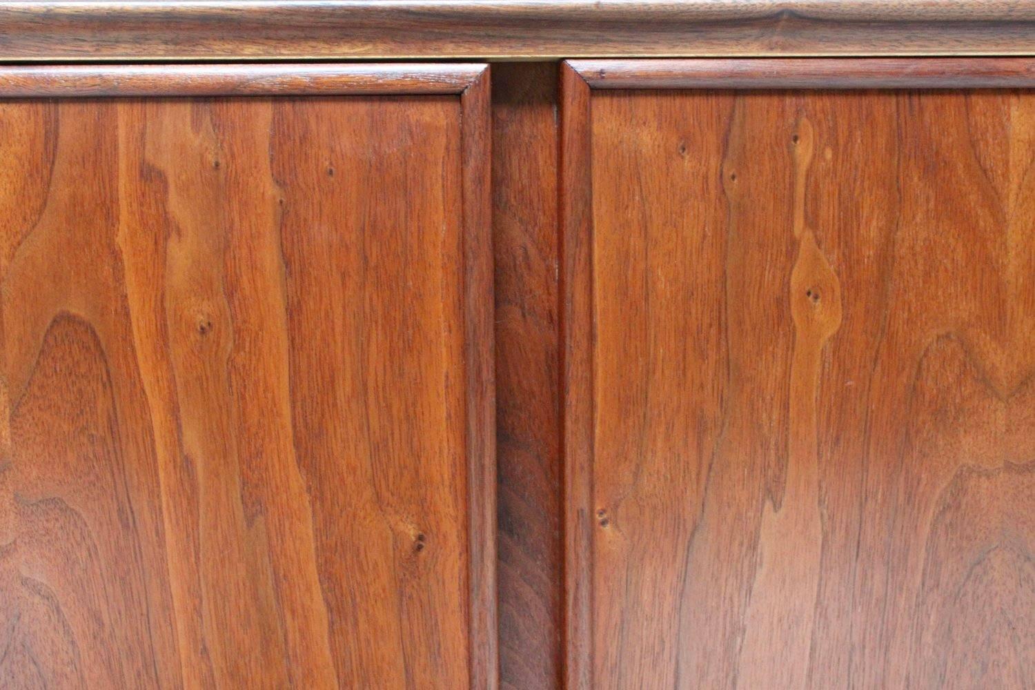 Four-door cabinet with two internal white lacquer drawers.