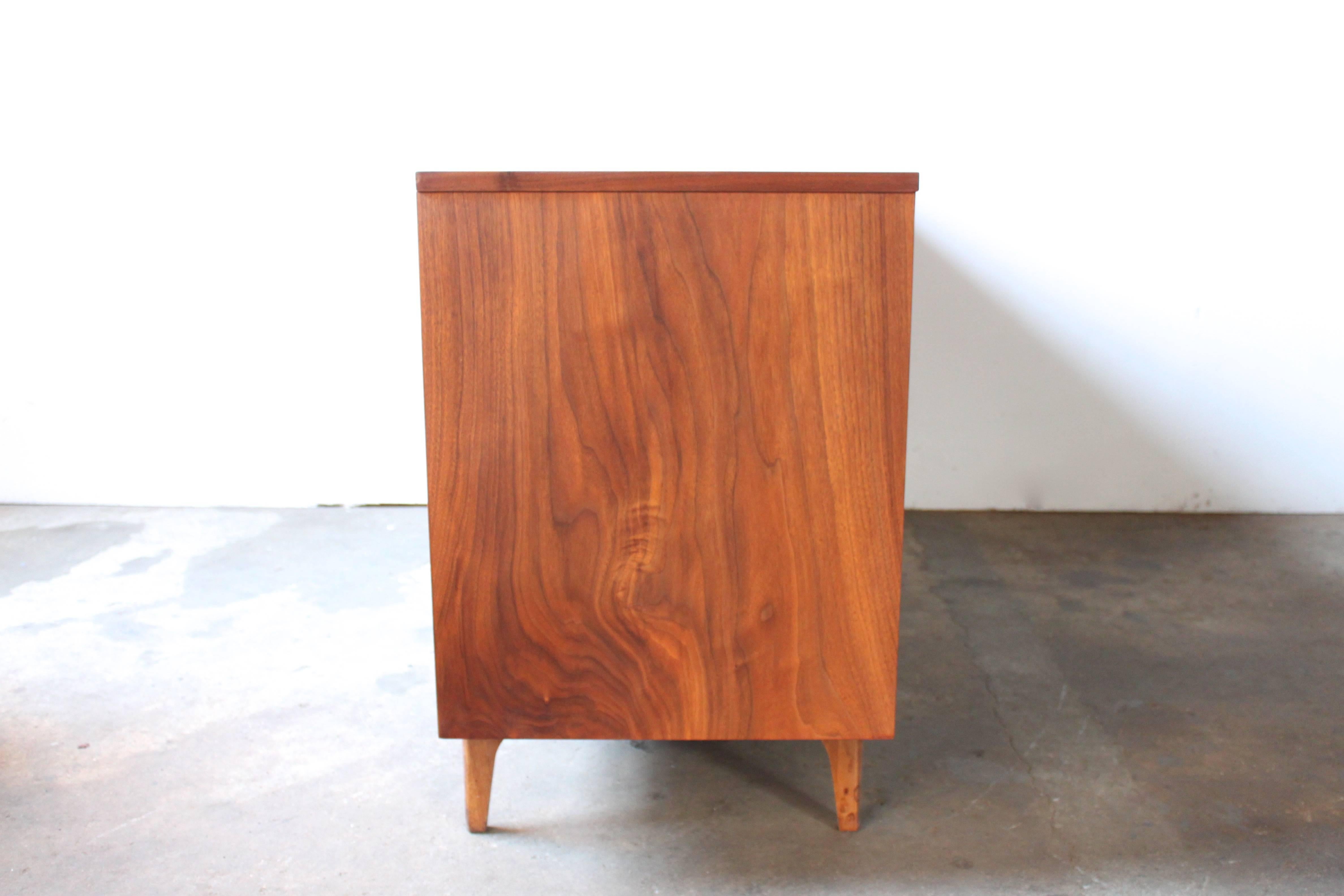 Walnut & Rosewood Credenza by Kroehler In Good Condition In Brooklyn, NY
