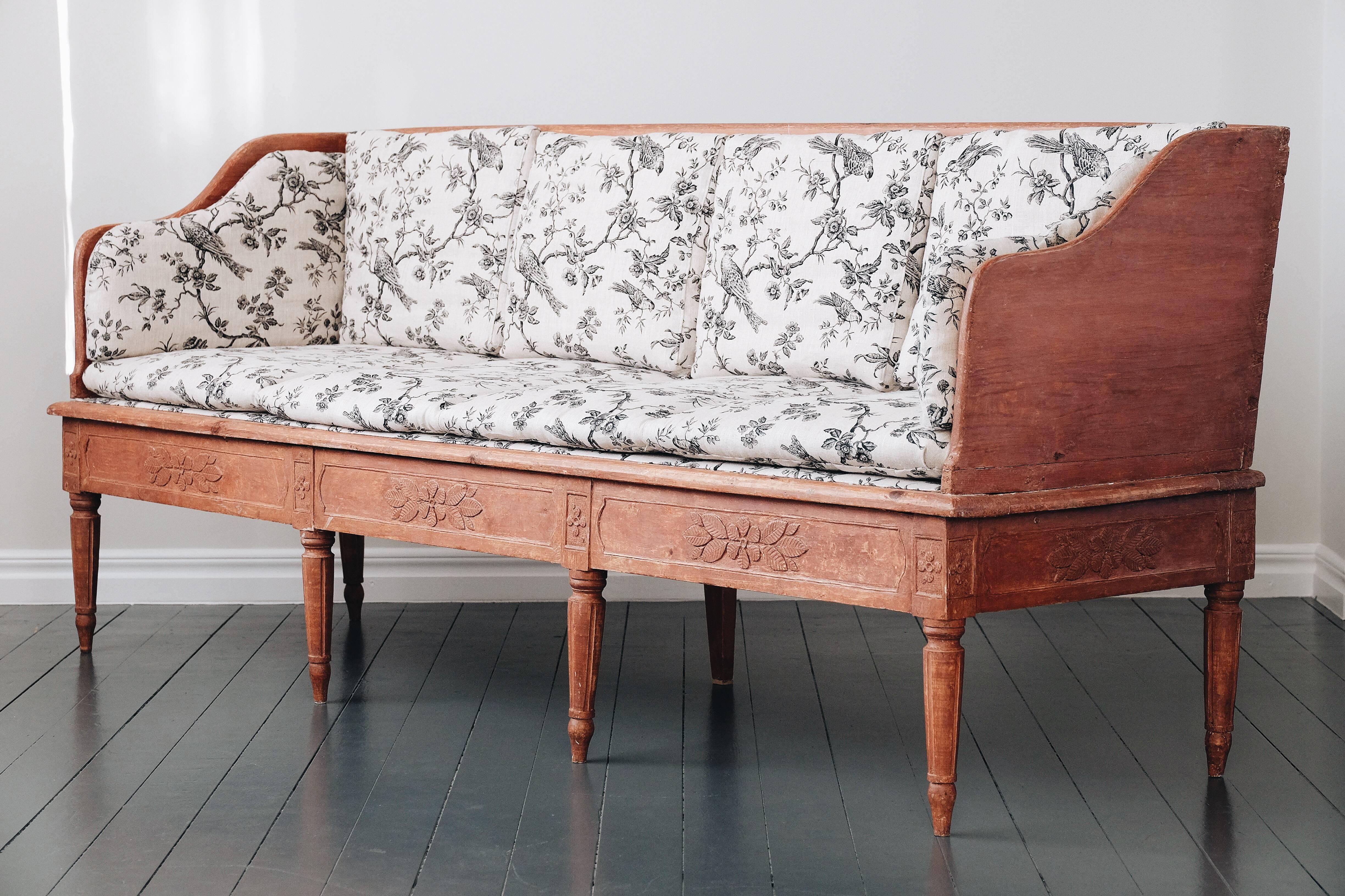Fine 19th century Gustavian sofa in original colour with fine floral carvings, Sweden, circa 1800. 

Condition: Good.

Wear: Wear consistent with age and use.

Finish: Original color.

Year: circa 1800.

