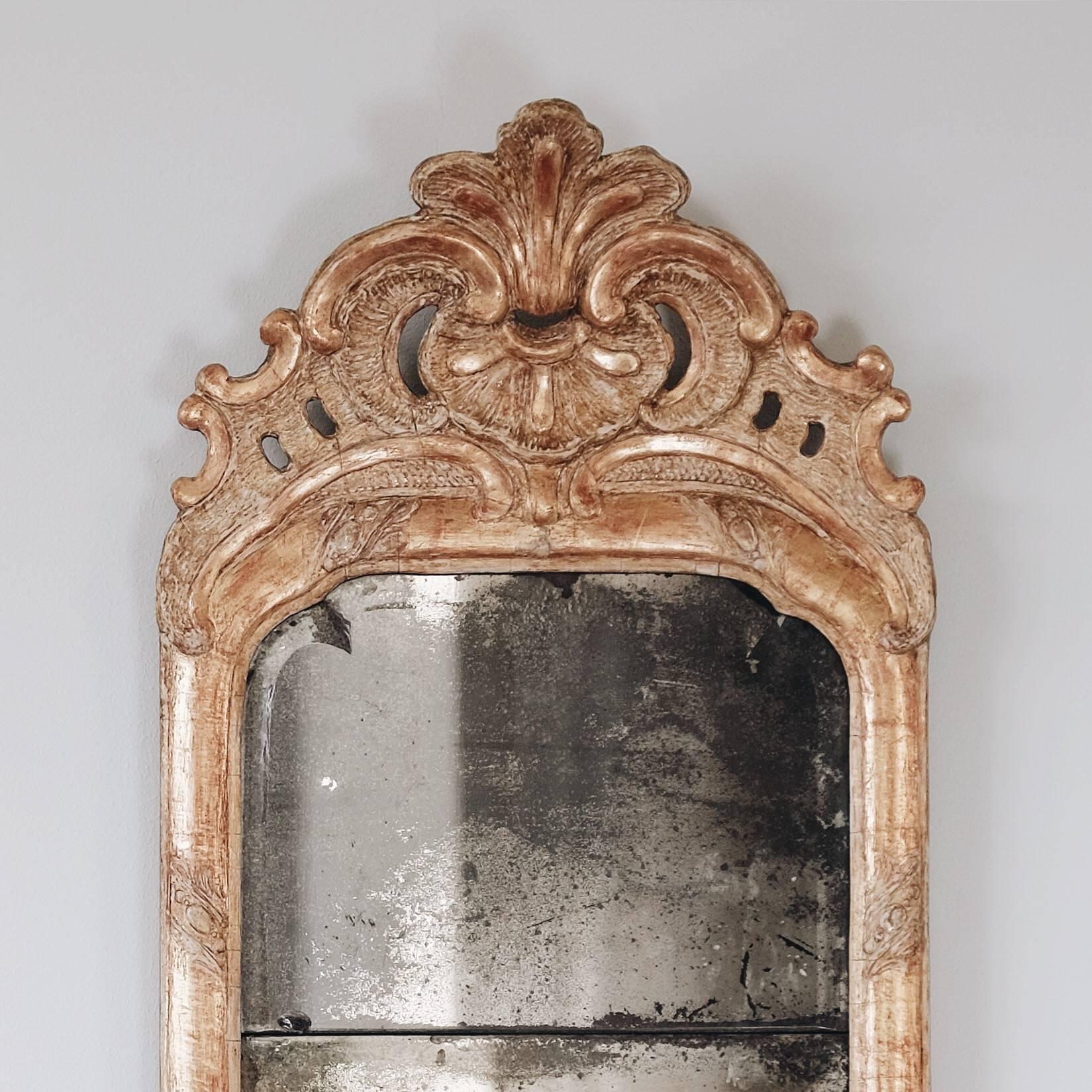 18th Century Swedish Rococo Giltwood Mirror In Good Condition In Mjöhult, SE