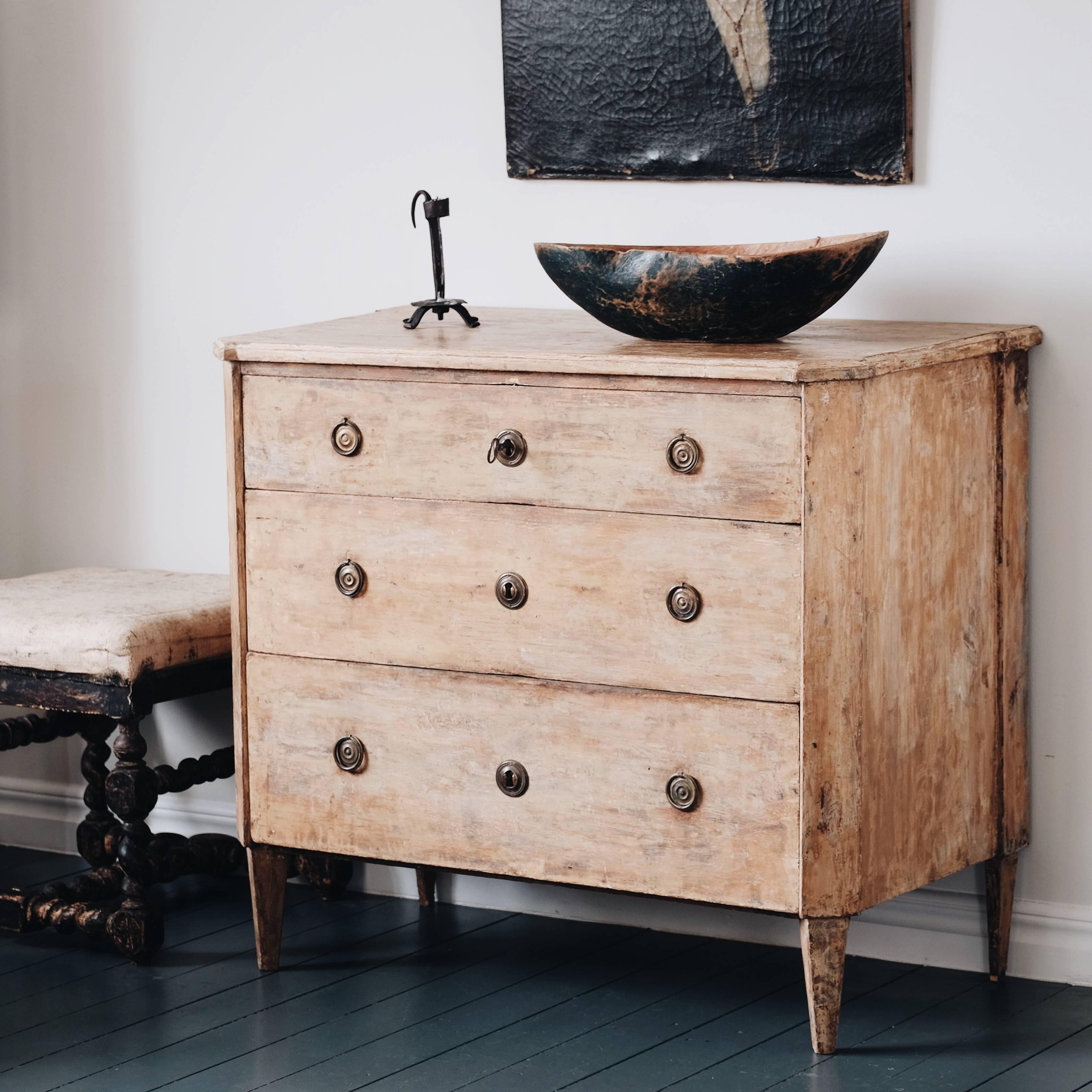 Clean and delightful Swedish 18th century gustavian chest of drawers that's been scraped back to it's original colors. Uncomplicated Scandinavian simplicity. 

Condition: Good.
Wear: Wear consistent with age and use.
Finish: Scraped back to