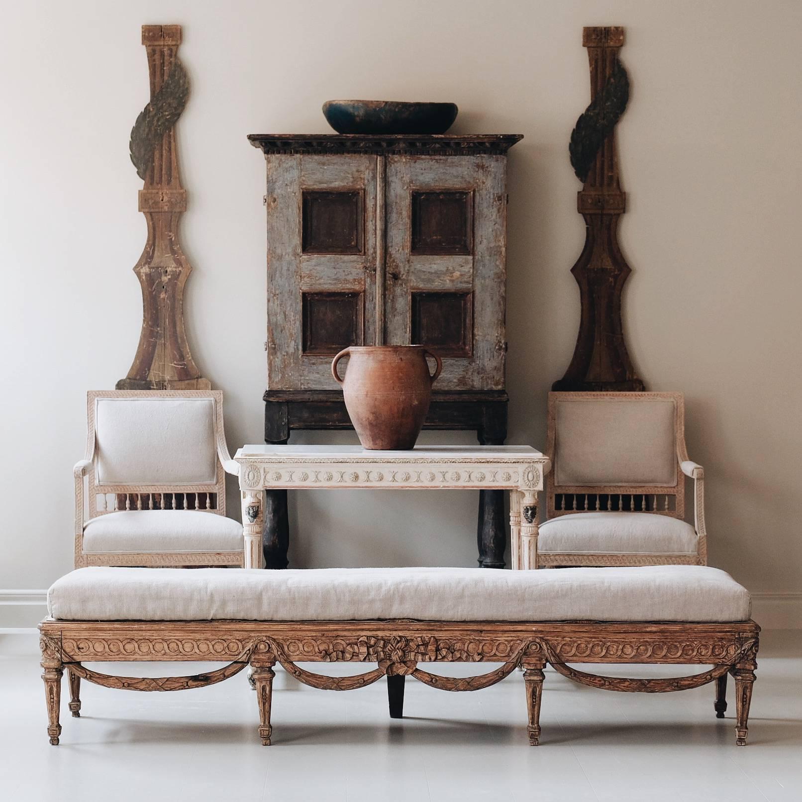 Excellent 18th century Gustavian daybed or sofa in raw wood in good patina and fine carvings.

Condition: Good.

Wear: Wear consistent with age and use.

Finish: Original.

Year: circa 1790.