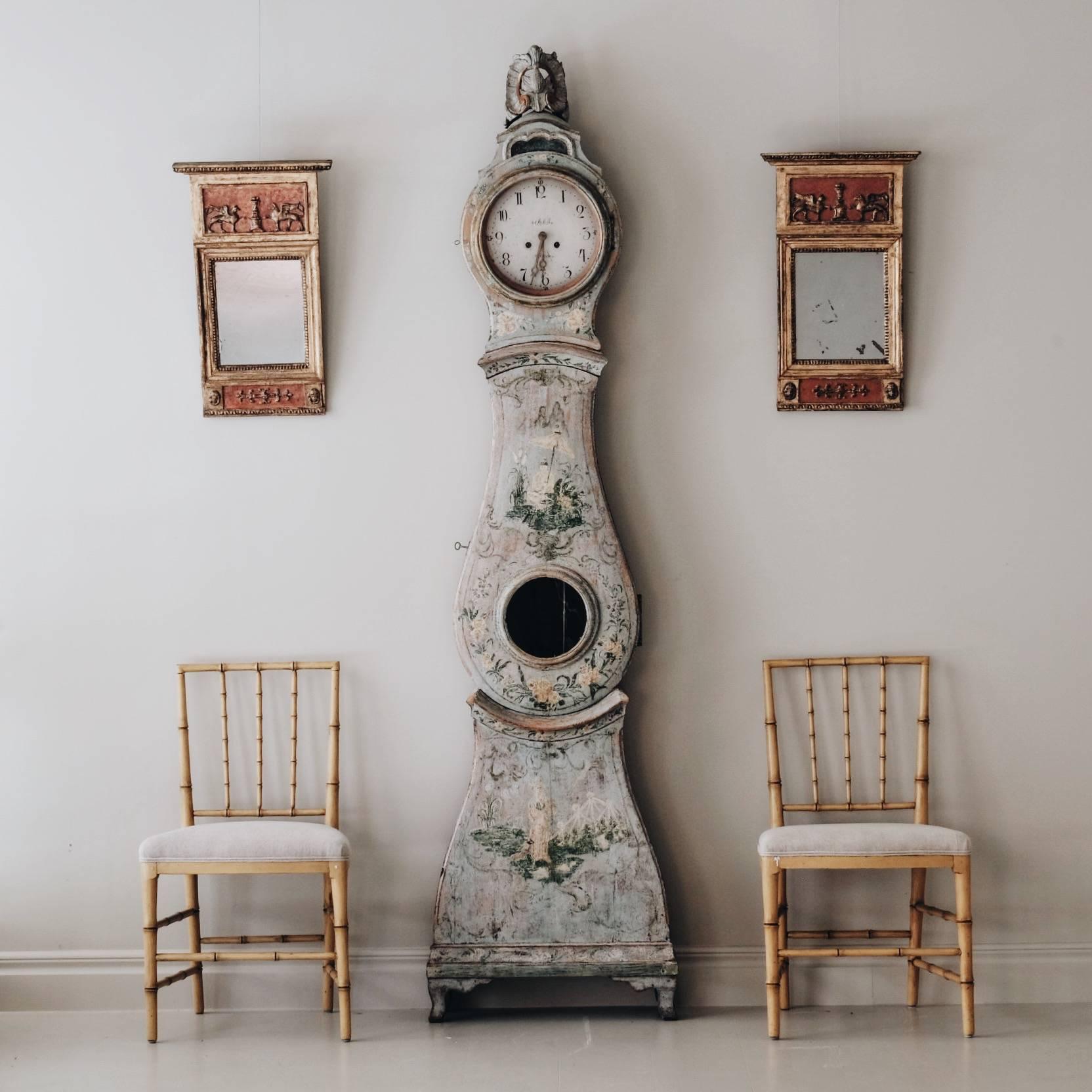 Fine 18th century Swedish Rococo chinoiserie tall case clock resting on beautifully shaped feet. The clock has an exceptional case thats been dry scraped to reveal the original colour and chinoiserie, circa 1760. 

Condition: Good.

Wear: Wear