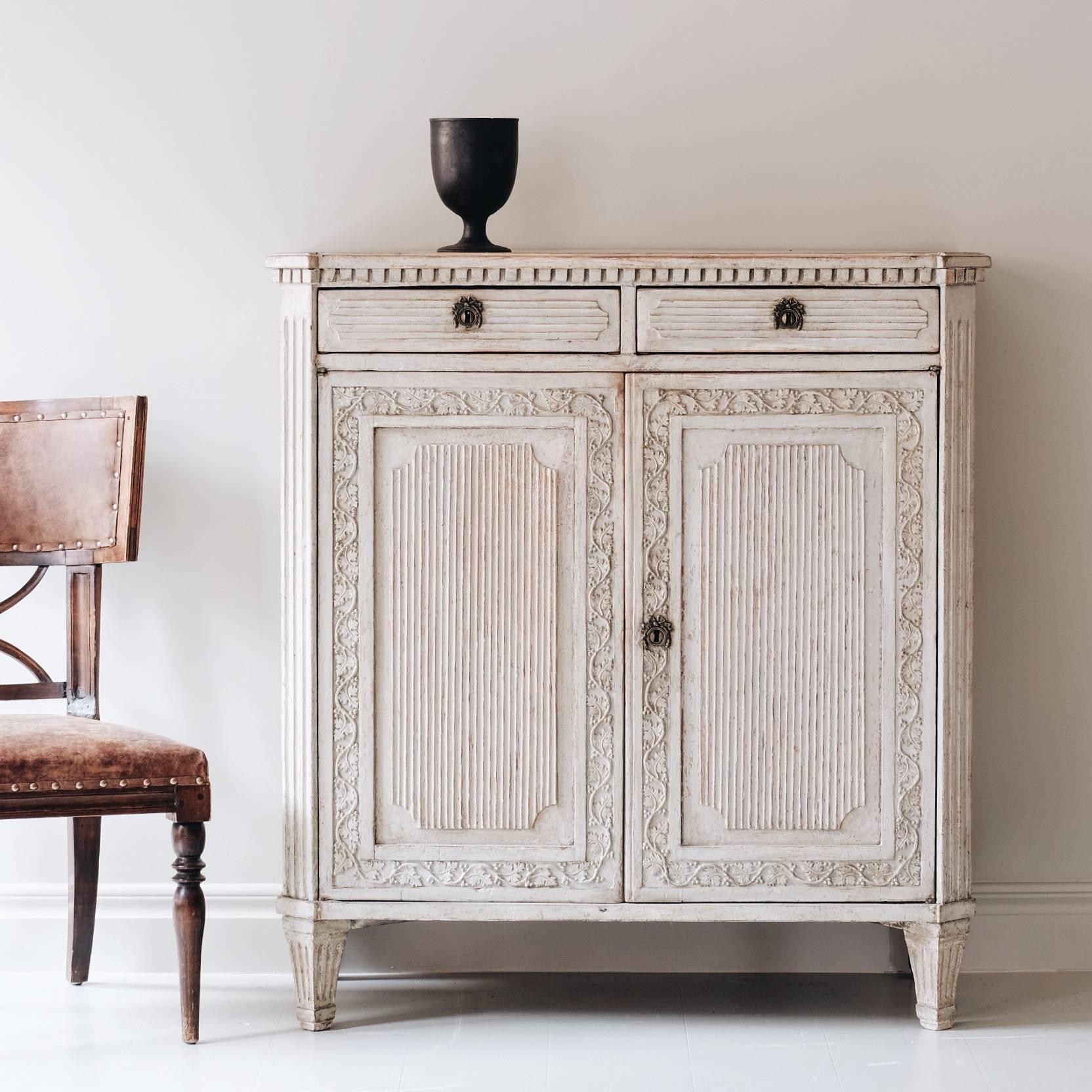 Exceptional 19th century Gustavian sideboard in original colour with reedings on the front and sides and very fine carvings.

Condition: Very good.

Wear: Wear consistent with age and use.

Finish: Dry scraped to original colour and
