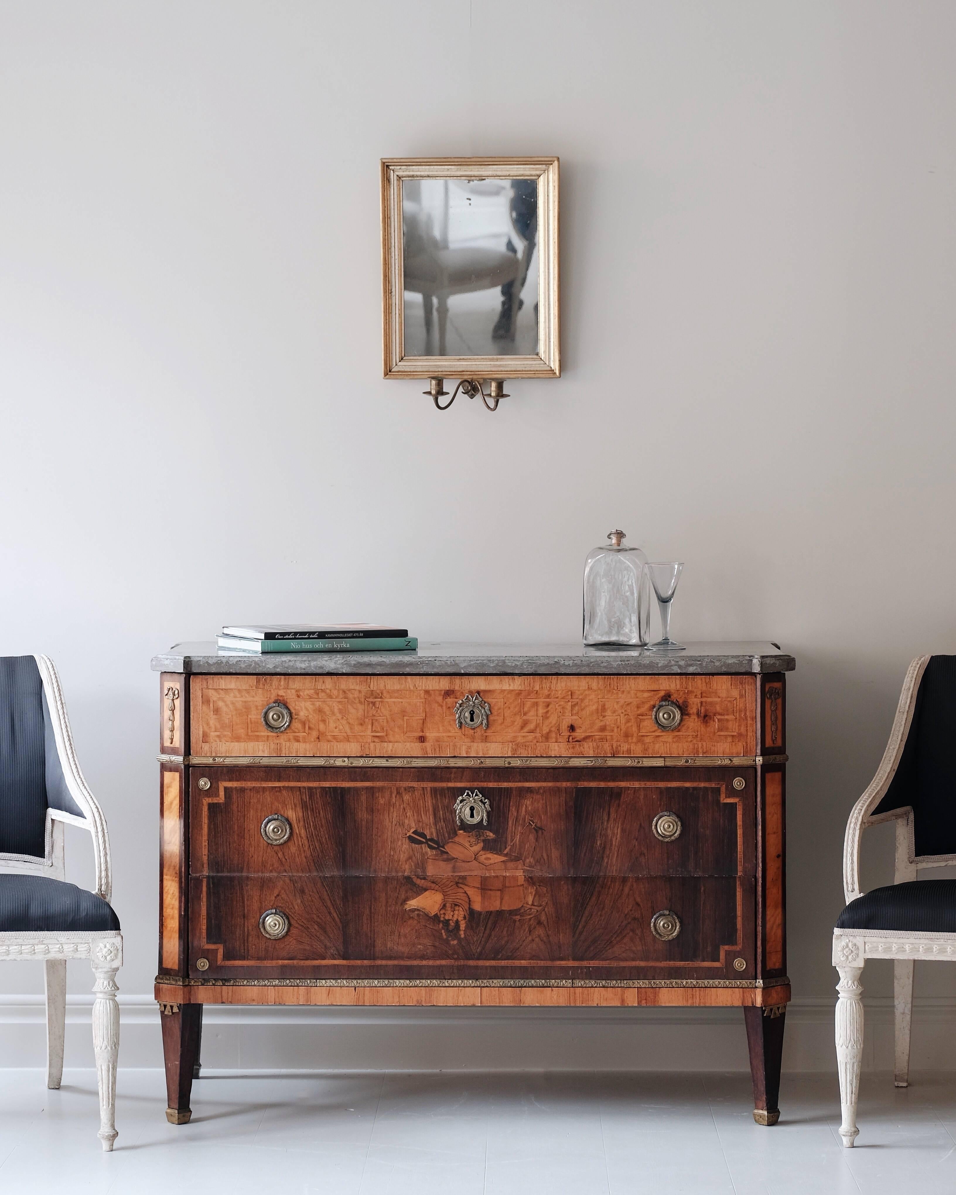 Fine 18th century Gustavian chest of drawers veneered in amaranth, birch and rosewood with original brass hardware and chalkstone top plate from the Swedish island of Öland. Top drawer and sides with à la greque and the front marquetry symbolizing