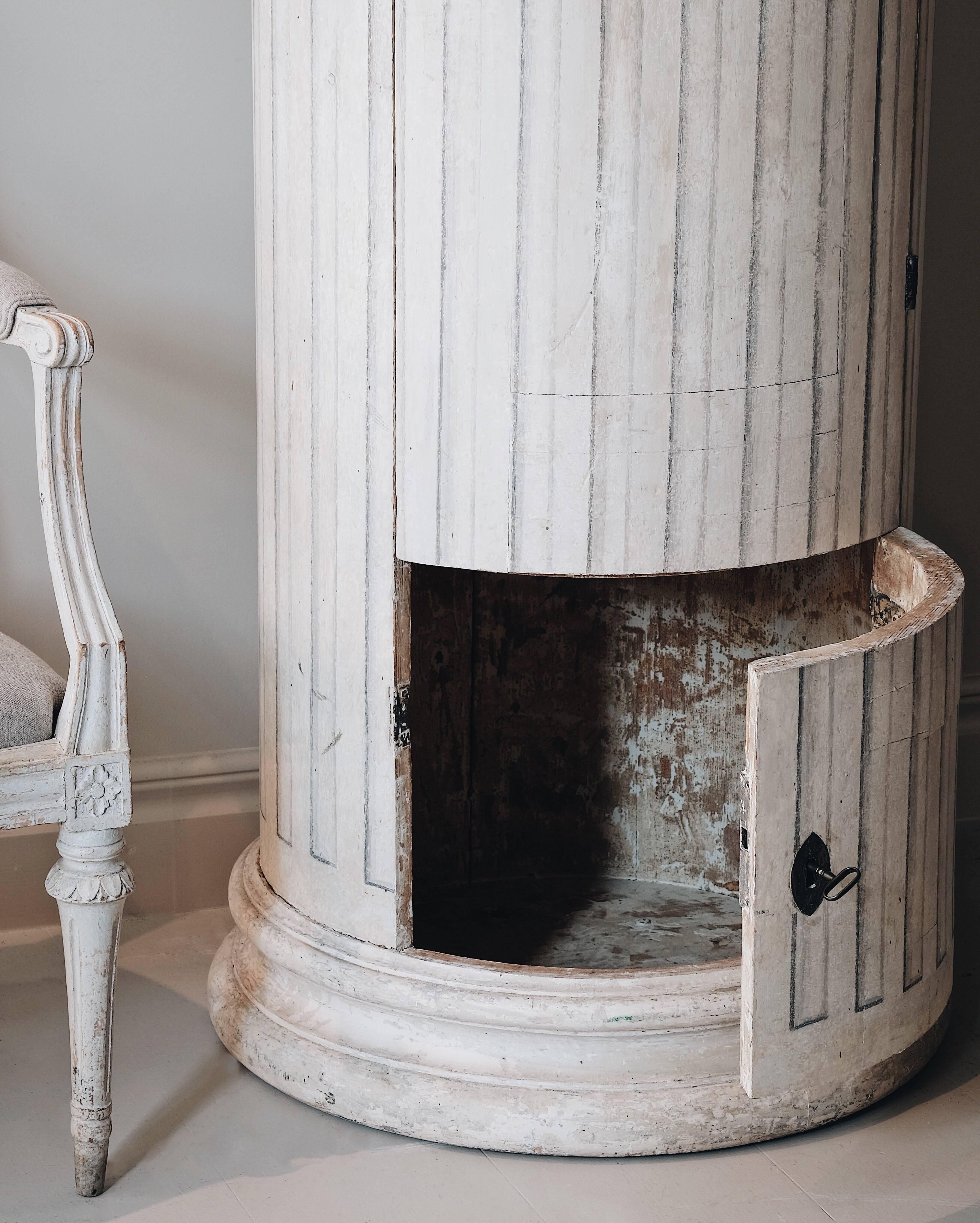 Swedish 19th Century Late Gustavian Column Pedestal Cabinet In Good Condition In Mjöhult, SE
