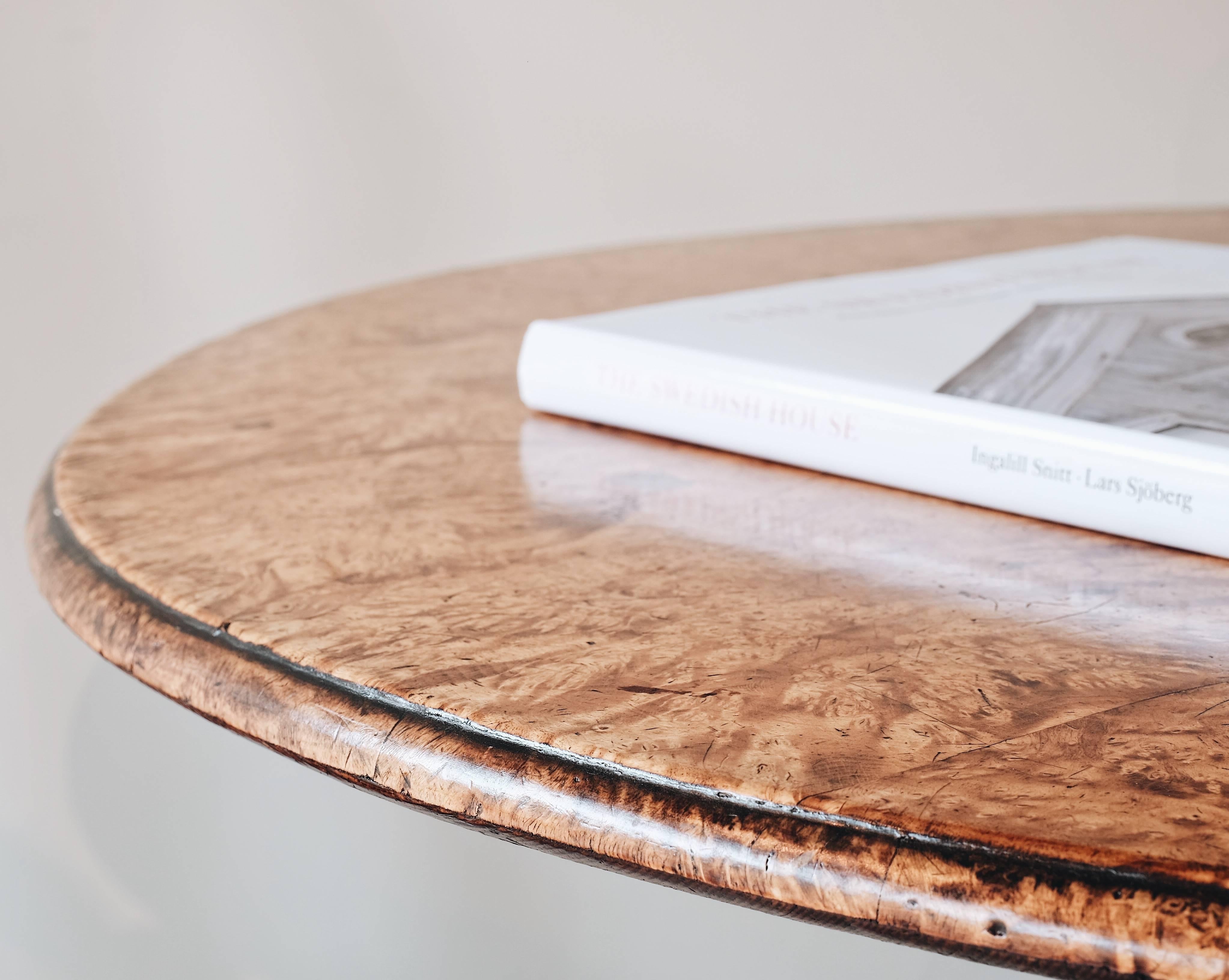 Fine 18th Century Swedish Tilt-Top Table In Good Condition In Mjöhult, SE