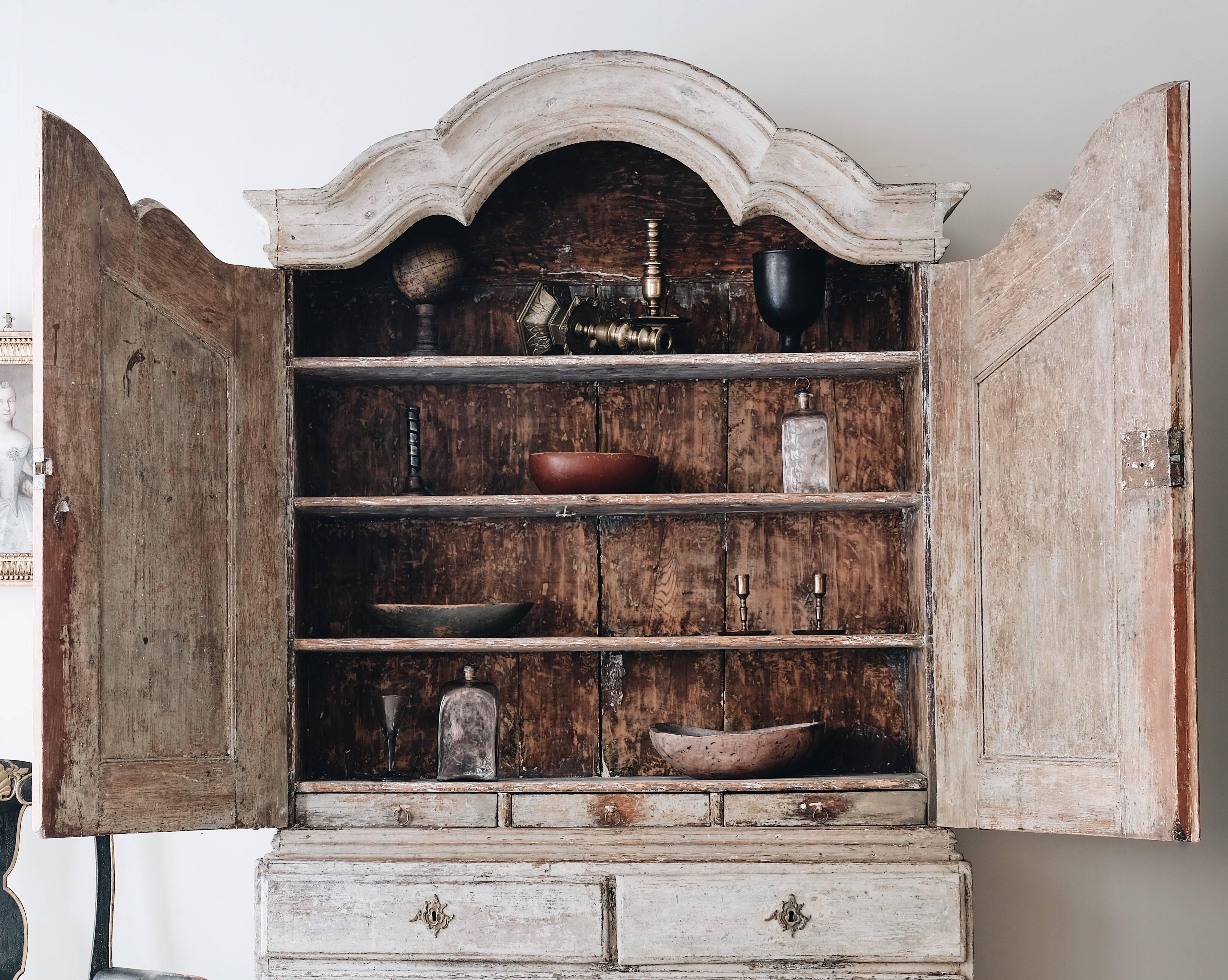 18th Century Swedish Rococo Cabinet In Good Condition In Mjöhult, SE