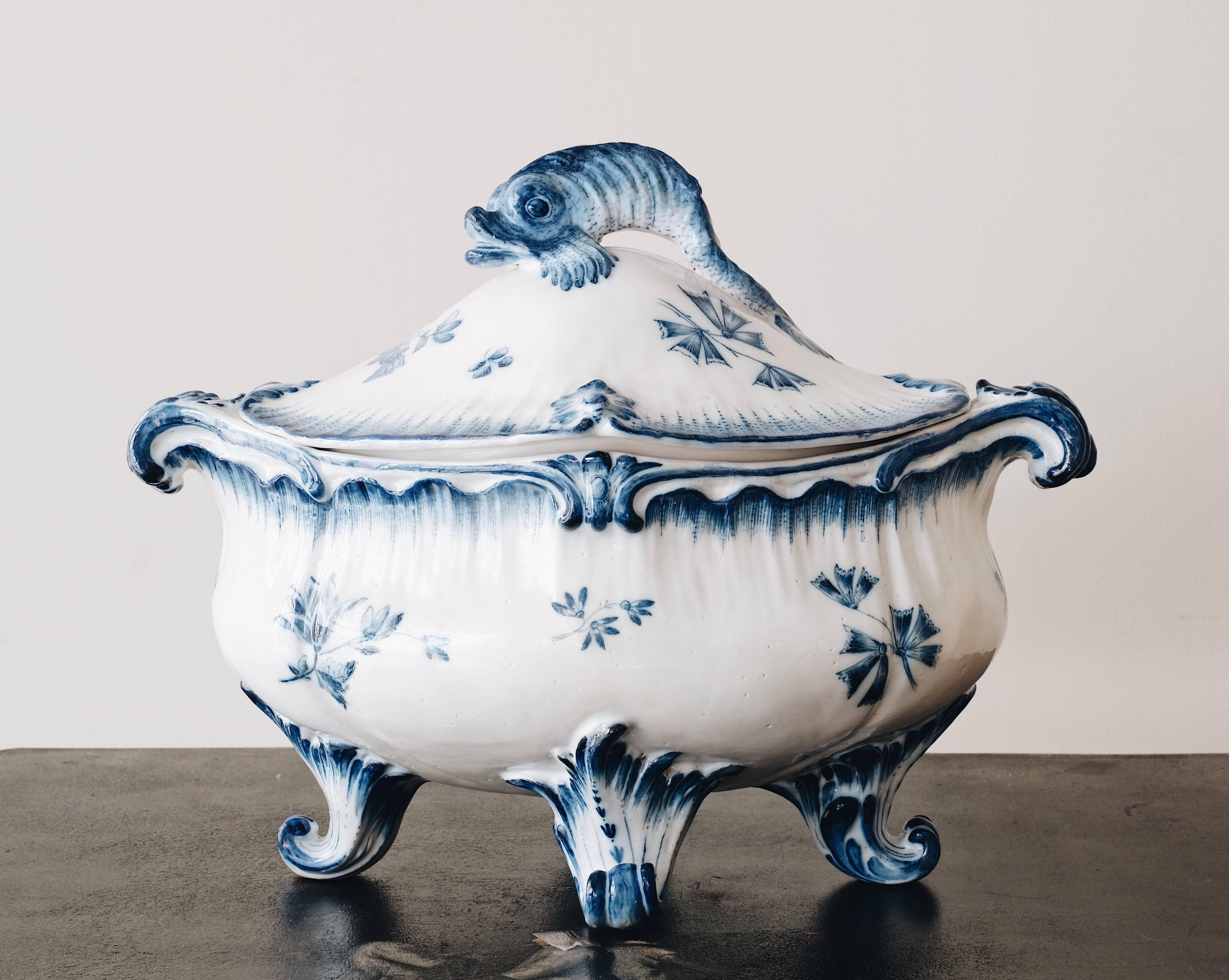18th Century Swedish Rococo Faience Tureen In Good Condition In Mjöhult, SE