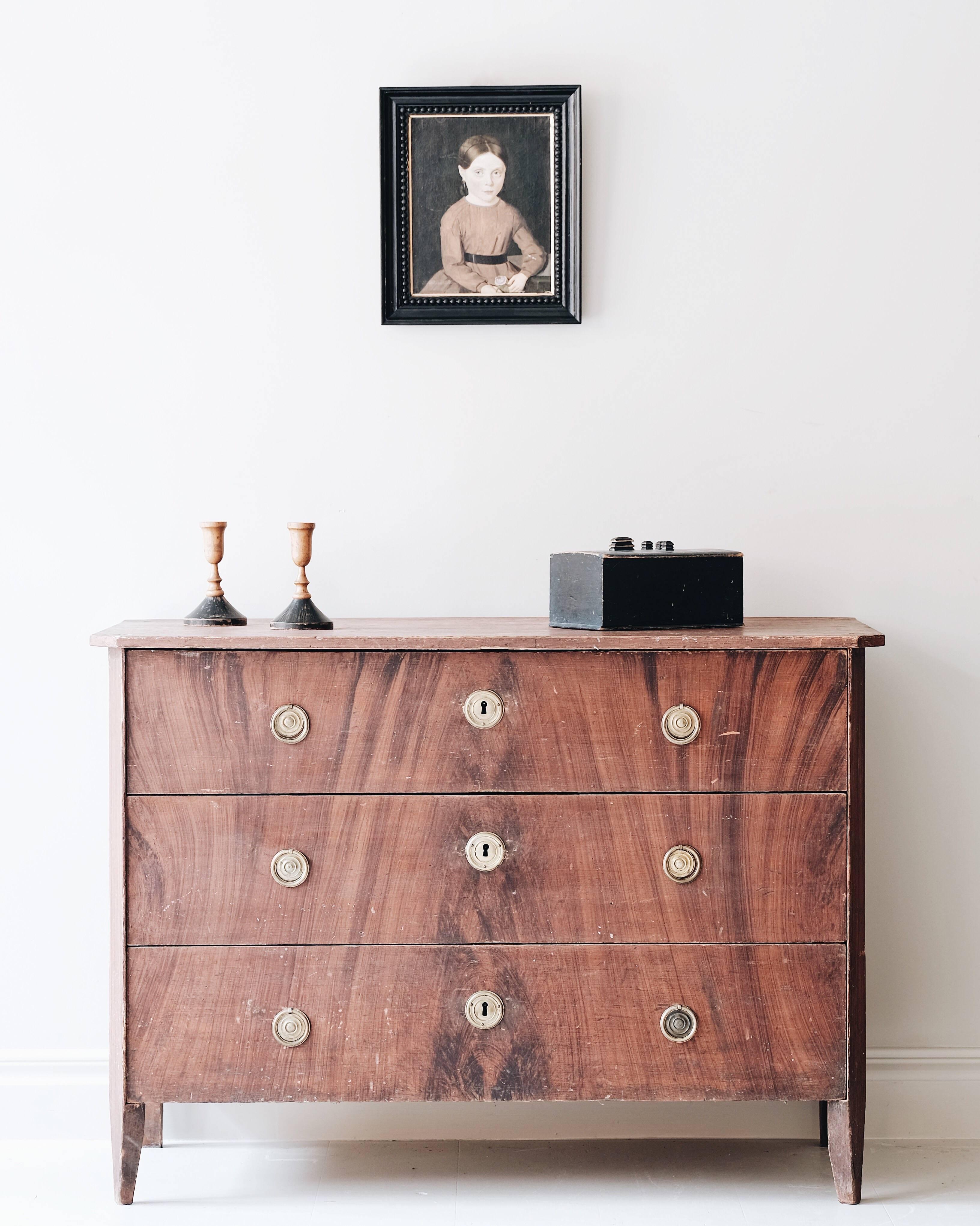 Good 19th century provincial Gustavian chest of drawers in original faux wood grain painting, circa 1800, Sweden.