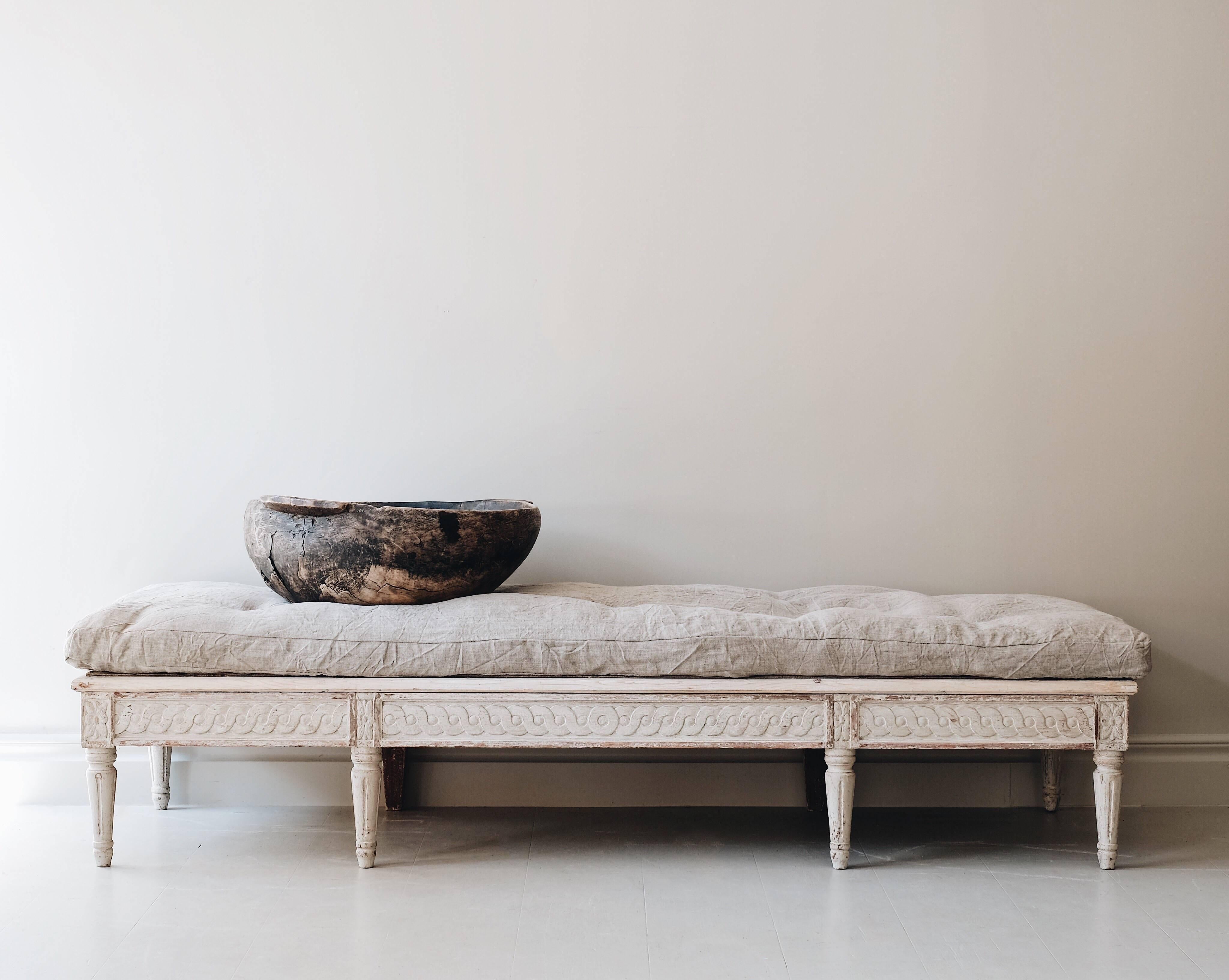 Good 19th century Gustavian sofa, bench or daybed, scraped to its original colour with wonderful carvings and good proportions, circa 1800, Sweden.