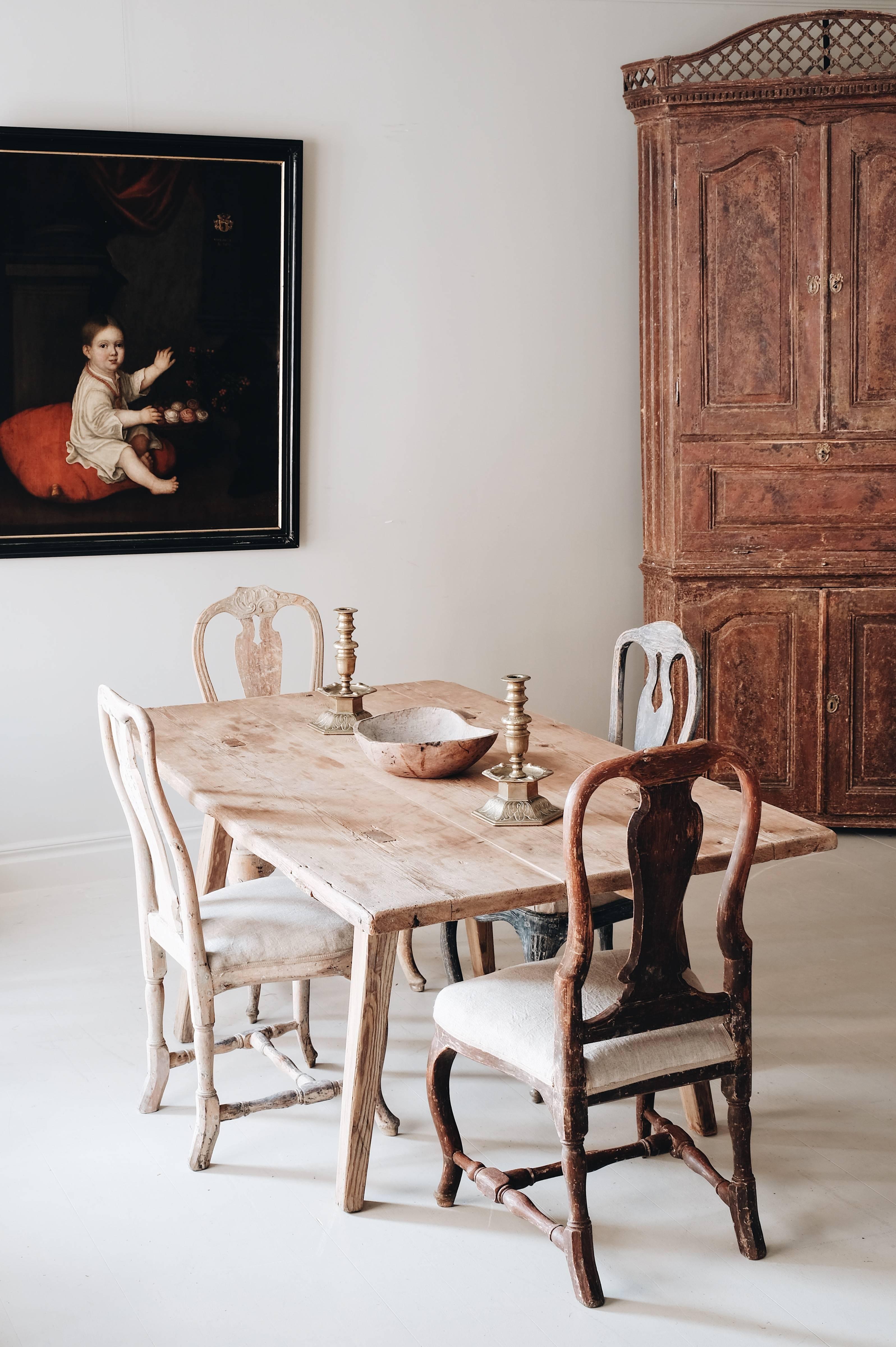 Rustic early 19th century Folk Art table that has aged very well, Sweden, circa 1800. 

These table's where made from early 17th-late 19th century and was most likely used as a multi purpose piece. Eating, working and sitting. This particular