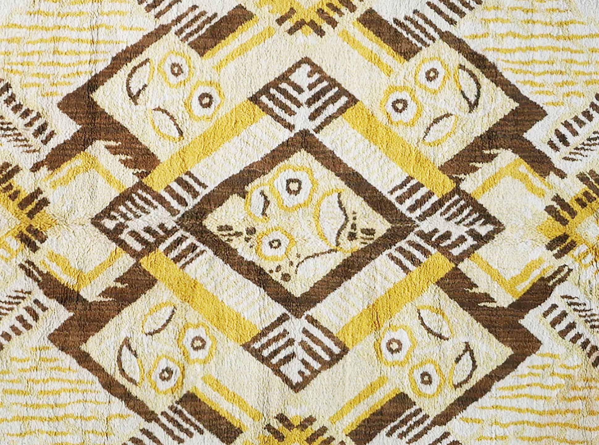 Original Indian Art Deco rug.
Handwoven.
Circa 1940.
Composition: Cotton.
Dimensions: 295 x 200 cm.

The rug is representative of Indian 1940s beautiful Art Deco rugs.

Art Deco is an influential visual arts design style that first appeared