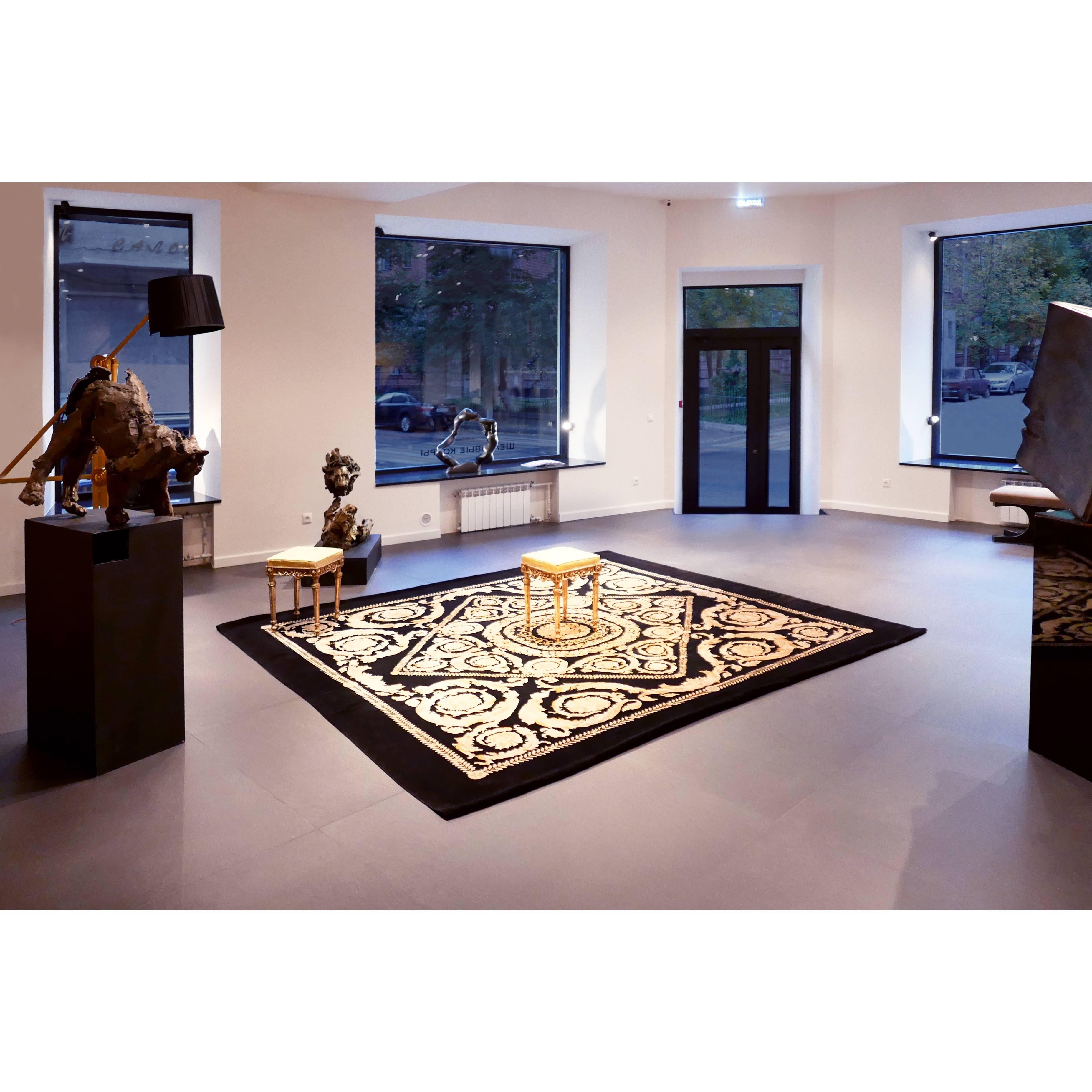 Refined Contemporary Savonnerie Style Rug In Excellent Condition For Sale In Paris, FR