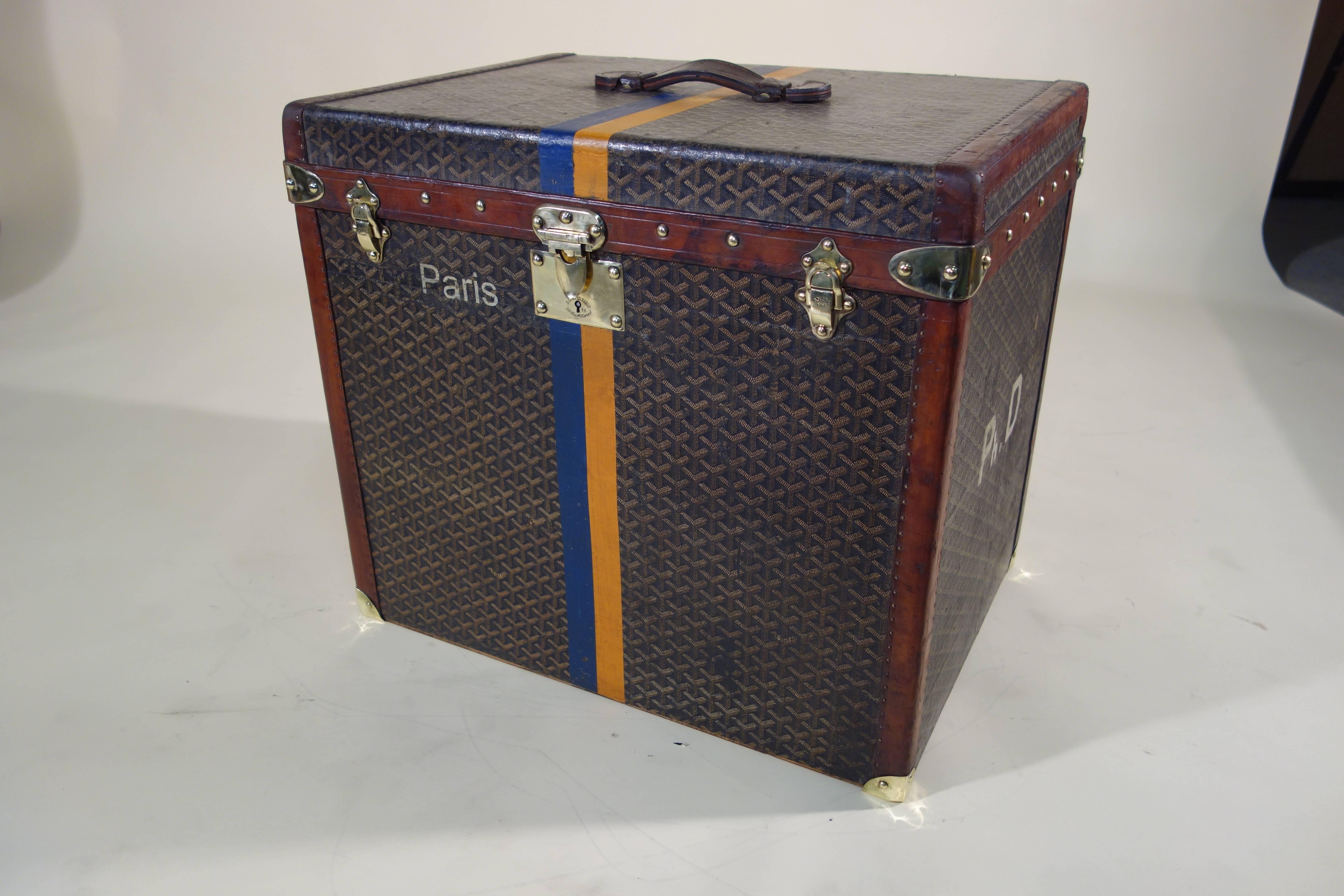 Goyard Hat Trunk Chevron Goyard canvas 
Leather Border
 On one side , label from the Queen Mary 
New inside  redonne  
Size 61 cm long X 53 height X 43 deep

Malle Goyard haute

Toile enduite Goyard au chevrons

- Bordure en cuir

-