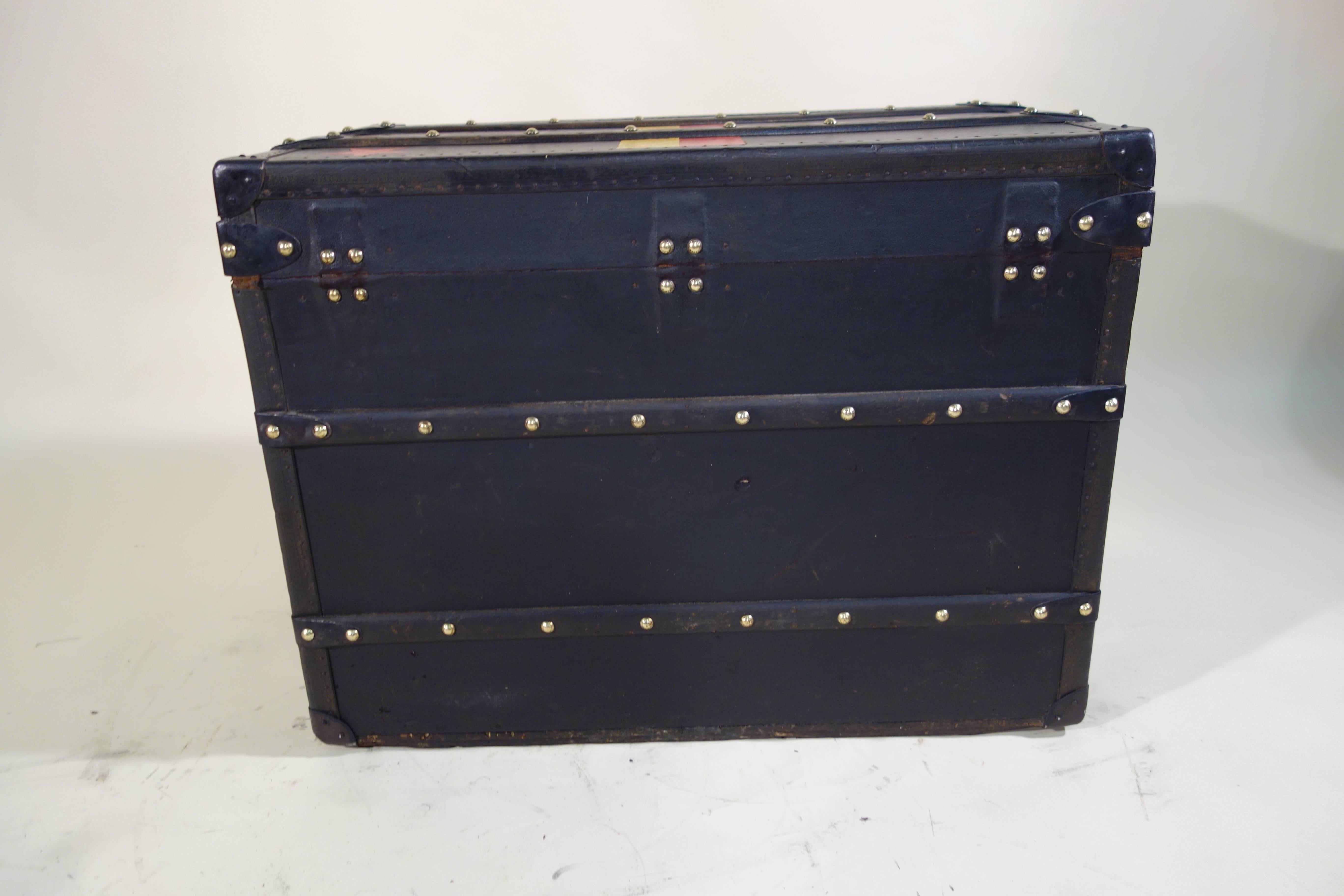 Louis Vuitton trunk in Black Vuittonite

- Metal lock

- Original leather handel
original  inside  
We repaint  one  little  red  Star  on the side  and  one  on  the top  
The  other  one  was  not  erase  

Size in cm : 70 cm long X 54 cm