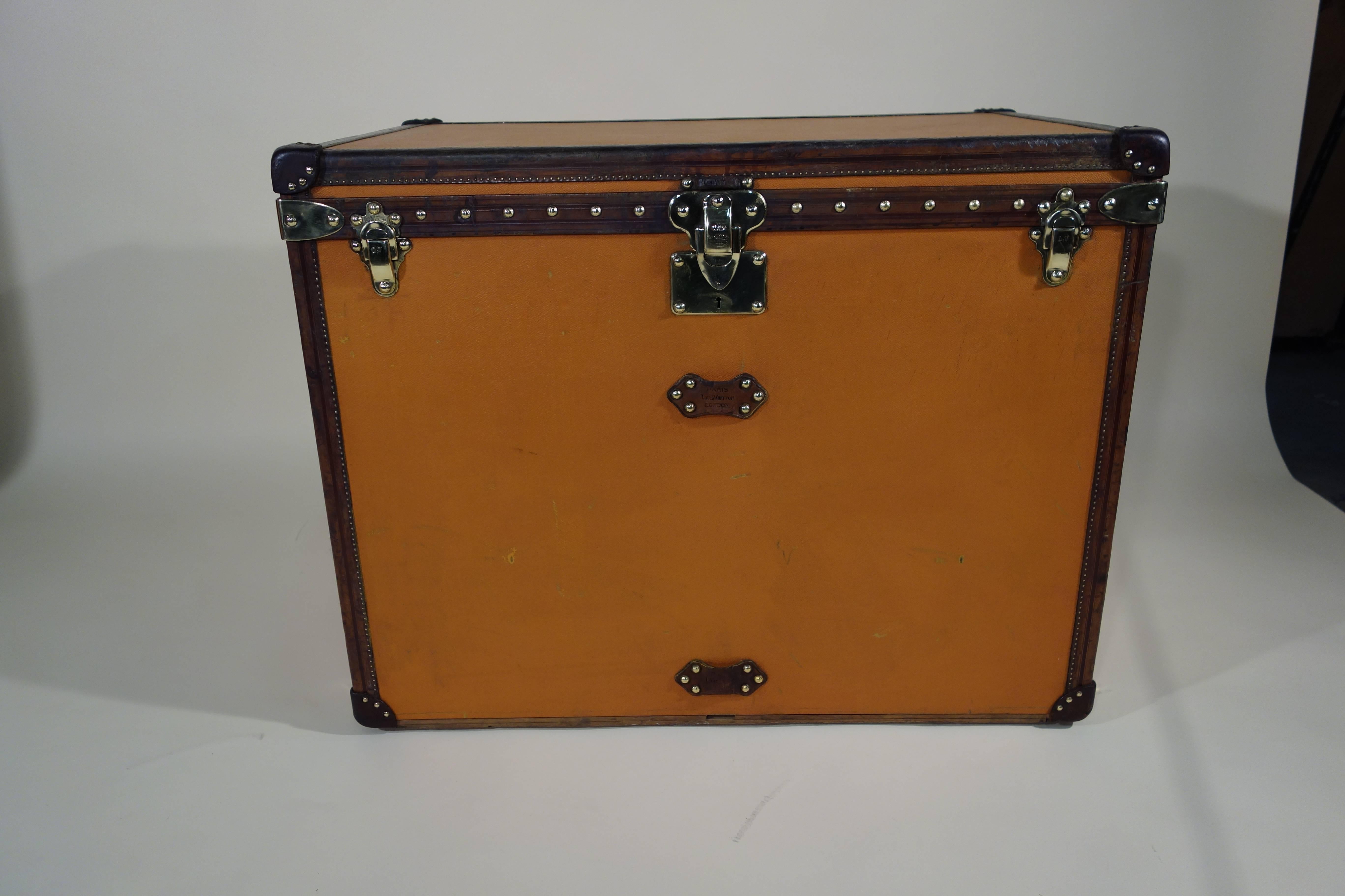 Louis Vuitton Vuittonite orange trunk
( no  repaint ,  no  restore  , no parts  changes , just  wash  and  polish  )  

- Original Brass lock

- original leather Handel

- Original inside with 2 trays

Size in cm : 90 cm Larg X 70 height X