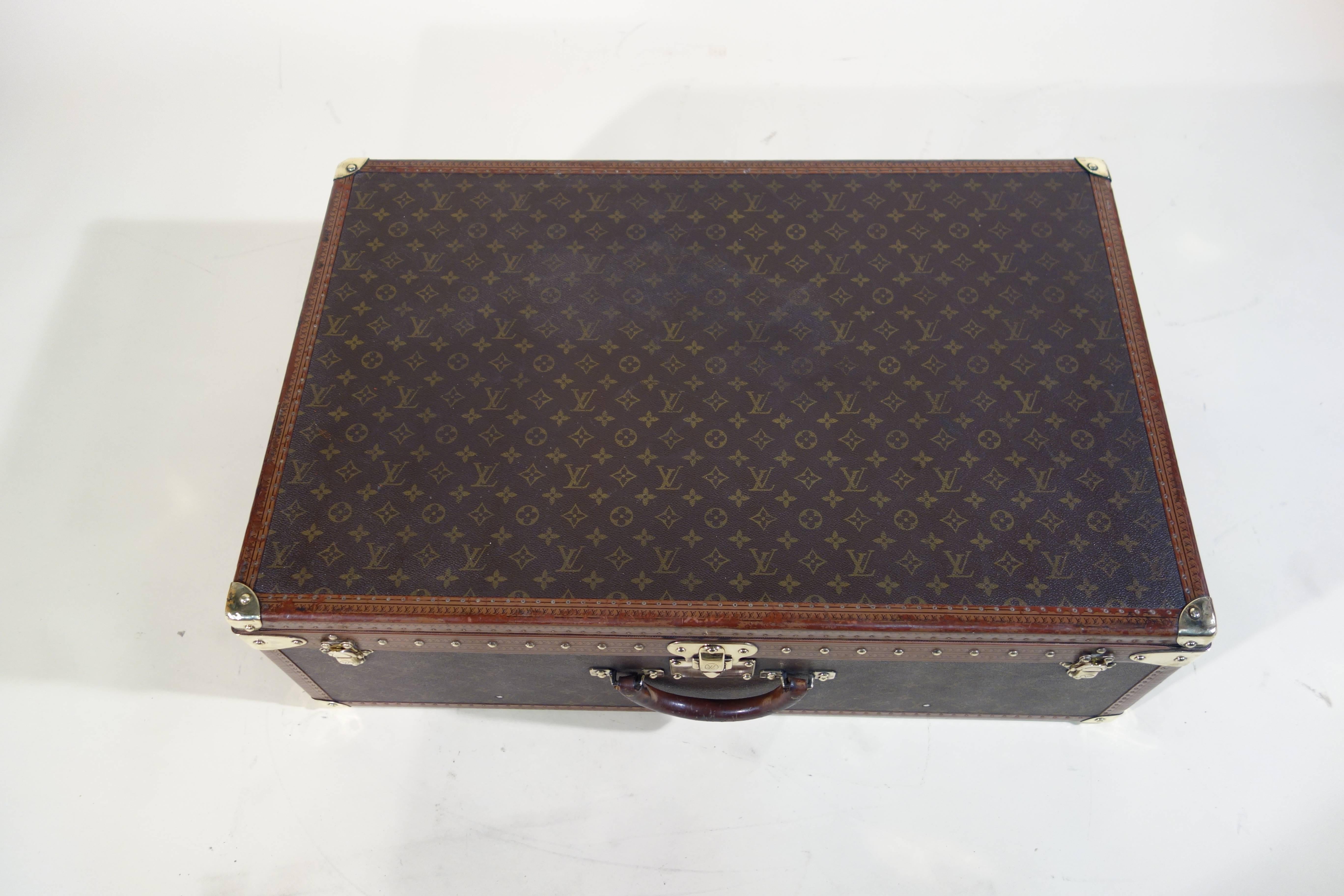 Alzer suitcase Louis Vuitton 80 (currently still on sale, at Vuitton in 6100 euros)

Size  in cm: 81 cm wide x 26 cm high x 52 cm deep

 

Vuitton says on its website:

The famous Alzer suitcase is one of the emblems of the House. Its