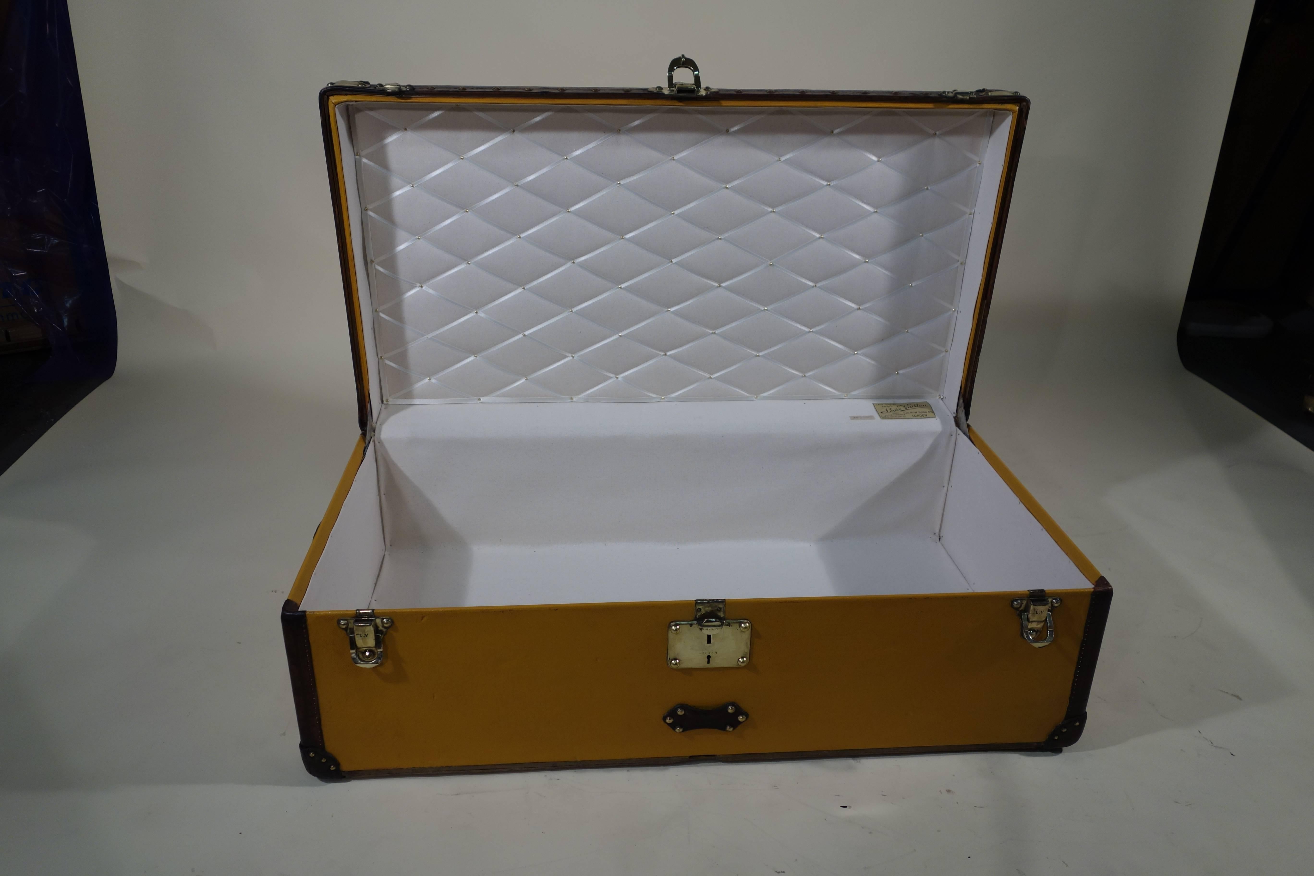 Louis Vuitton trunk cabin canvas Vuittonite. (Free shipping for all Europe.) 
(Shipping less expensive for USA.)
The trunk has 100% of its original parts, we repair the leather on passing above the lock.
We re color the canvas again the band