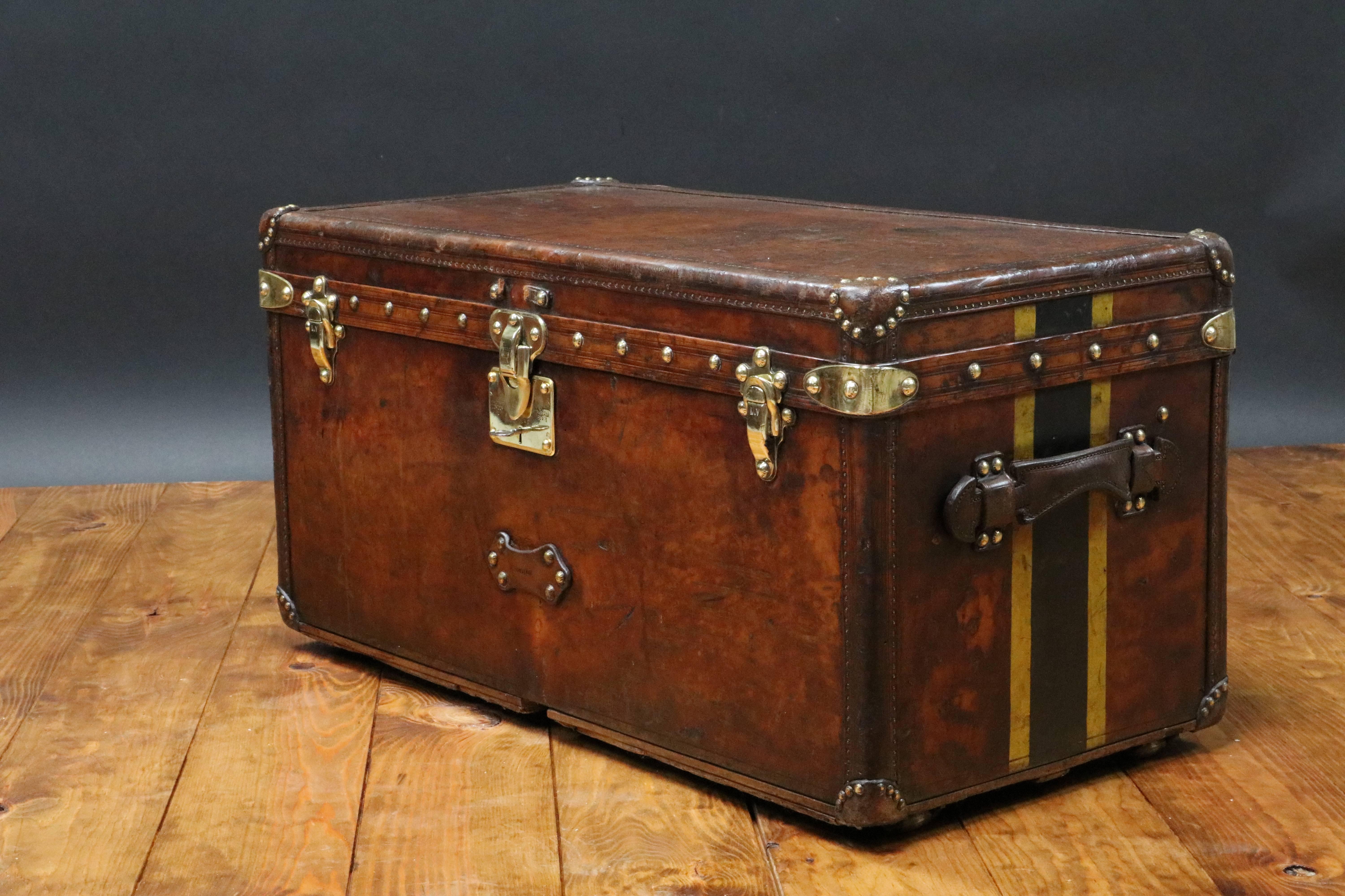 Louis Vuitton leather trunk.

The lock has his key.

The trunk has a beautiful patina.

On the side, original stables bands.

Four steel wheel.

Bottom in original zinc.

The interior of the trunk is remade has nine,

circa