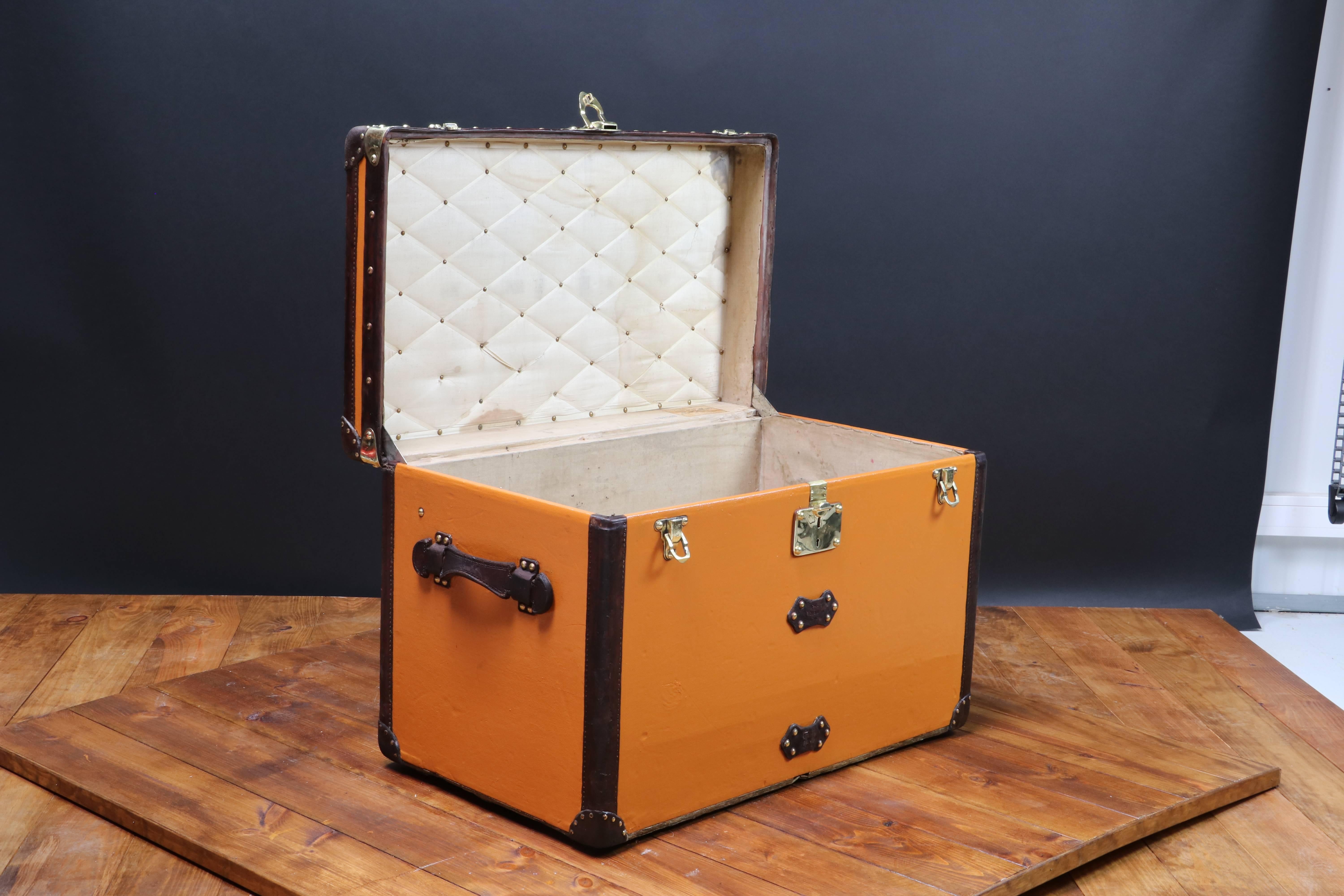 Vuitonitte orange trunk.

Brass lock.

Leather border and handle.

Size in cm: 80 cm wide x 52 cm height x 47 cm deep.

The buyer’s guide for luxury trunks.

 

 
Purchasing a trunk is a real investment. You do not actually spend 200