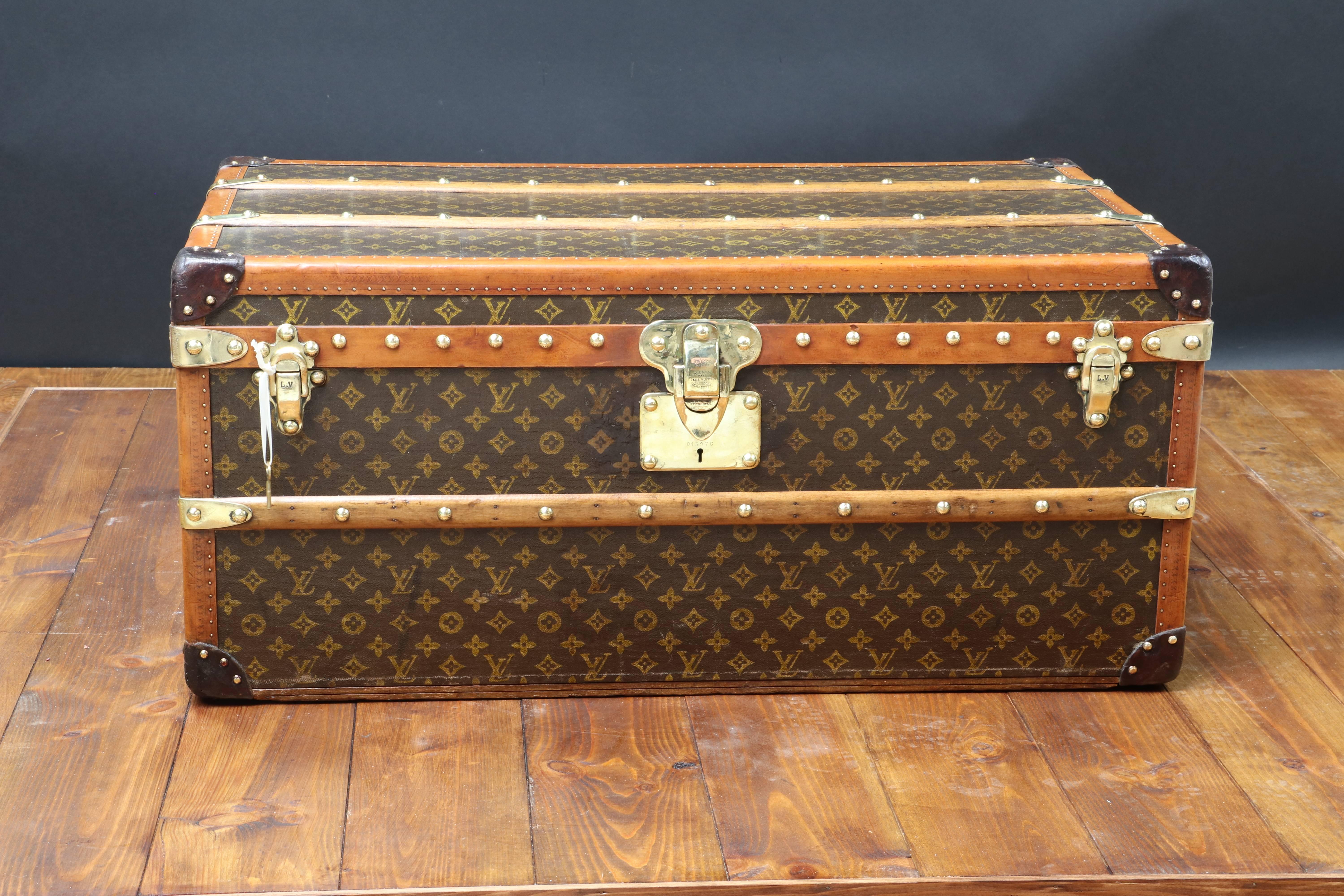 Louis Vuitton monogram leather corners.

Special height.

Brass lock with key. 

Original inside with original label. 

Leather original handel. 

Size in cm: 87 cm wide X 38 cm height X 50 cm deep. 

Malle Louis Vuitton monogram.