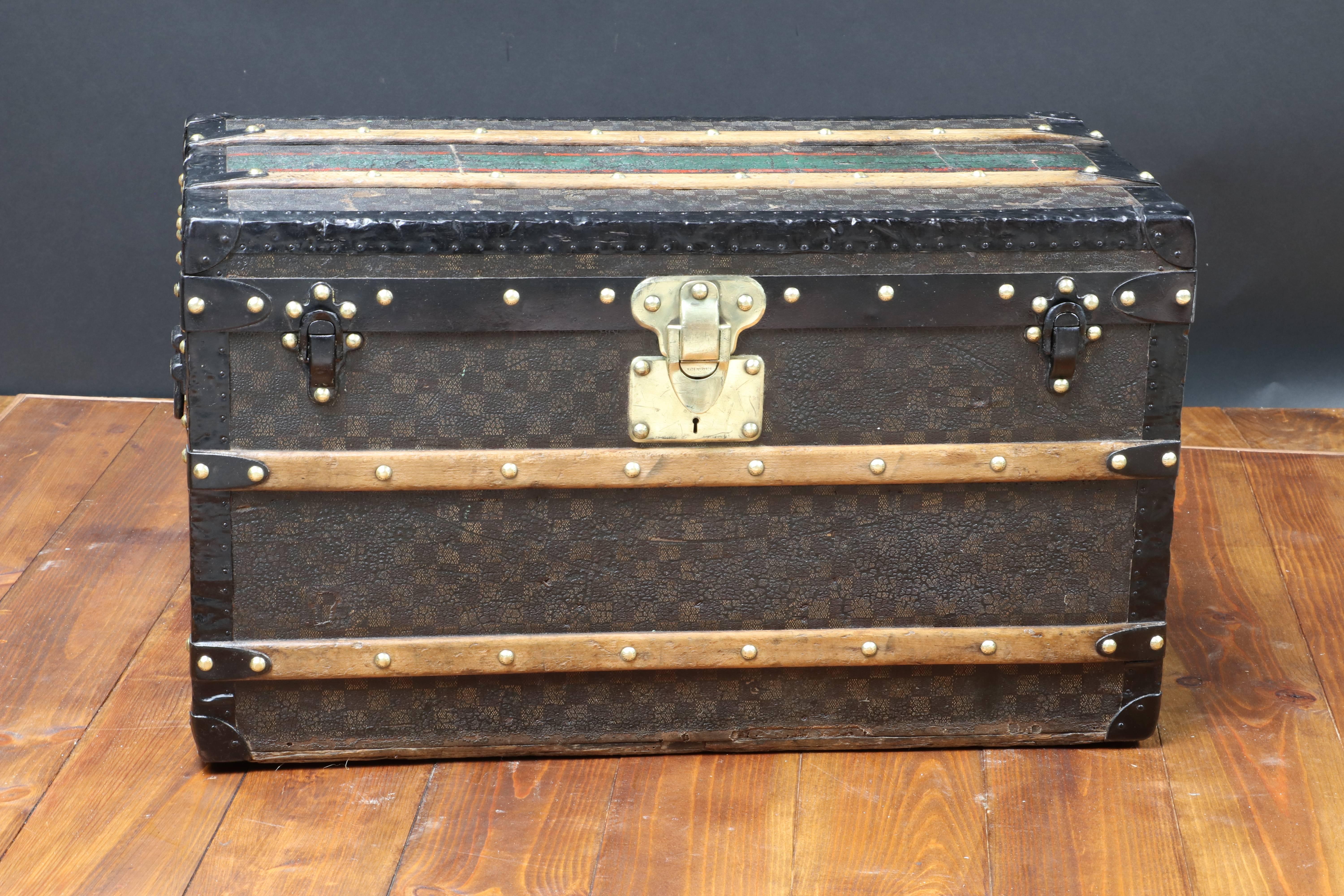 Malle Vuitton Damier / Louis Vuitton trunk.

Brass lock.

Steel handle.

Original inside.

Size cm: 76 cm wide x 43 cm height x 38 cm deep.

Malle Louis Vuitton à toile Damier.

Serrure laiton.

Poignées acier. 

Intérieur