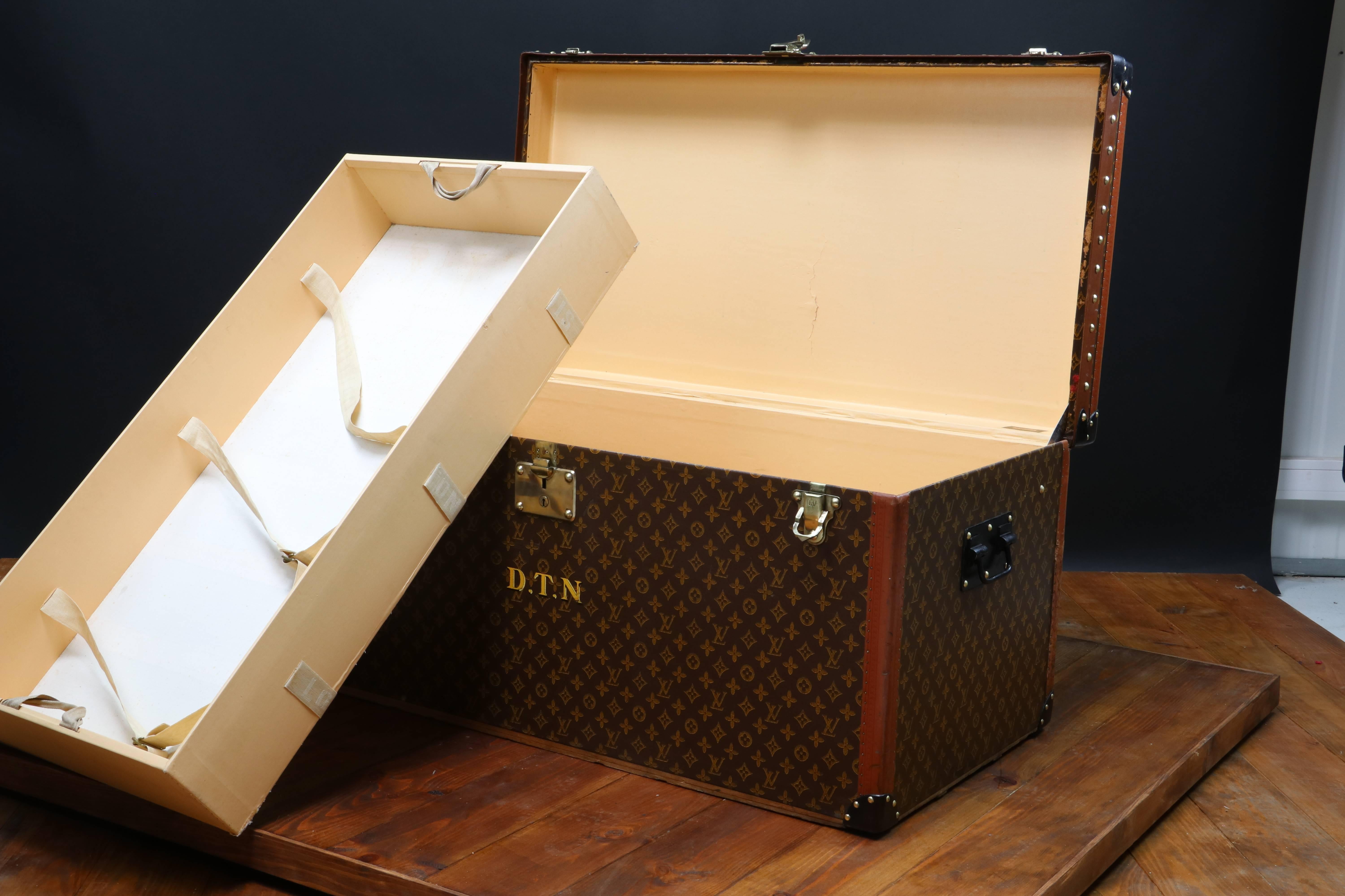 Louis Vuitton steamer trunk.
This trunk is in perfect conditions. 

Stencil monogram in perfect conditions
Lozine border. 

Brass lock. 

Steel Handel and corner. 

Size: 100 cm wide X 48 height X 54 deep. 

Malle Louis Vuitton