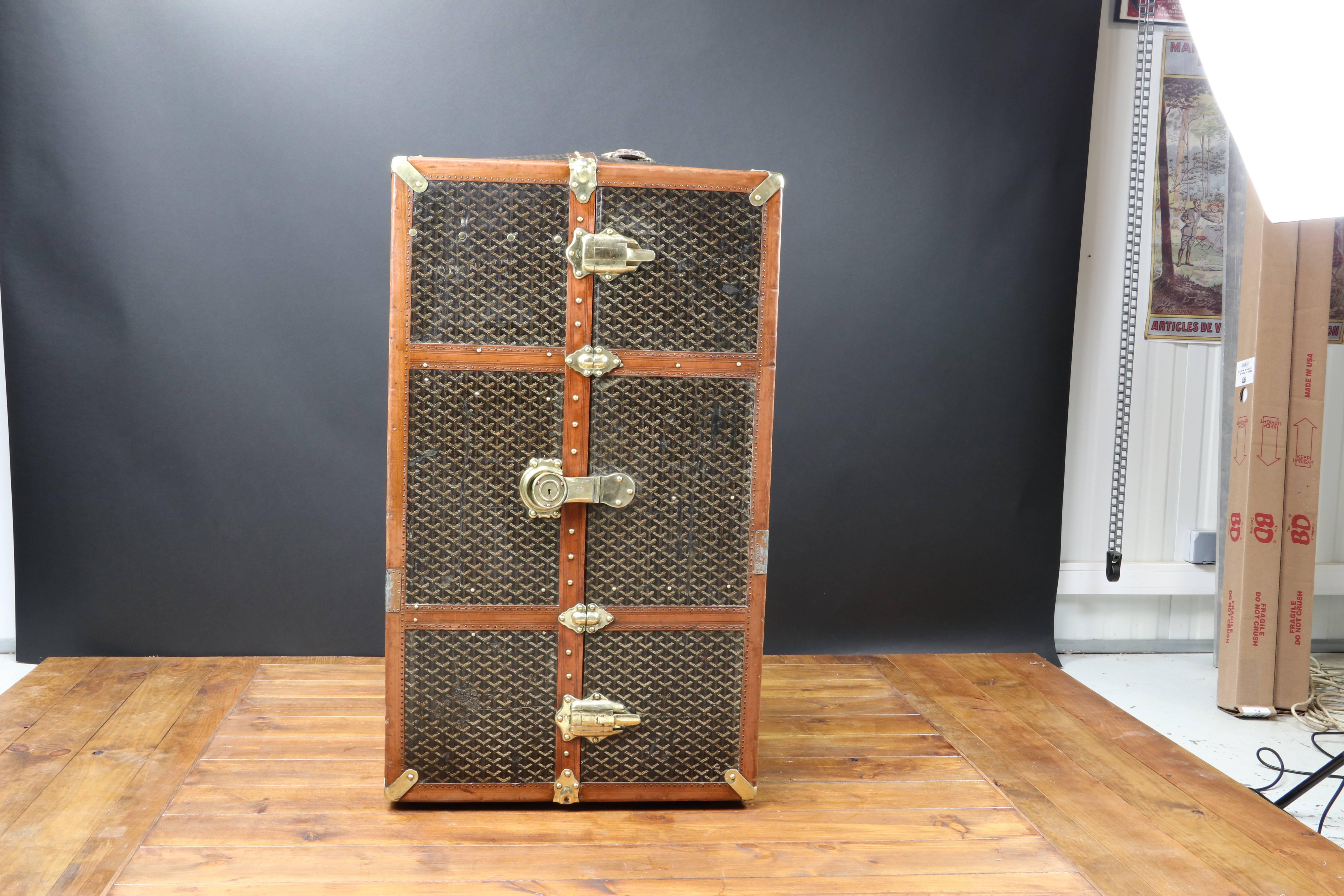 Goyard Wardrobe. 

On the right five trays (original handle). 

On the left hangers. 

All parts in massif parts. 

Everything is original conditions just cleaned. 

Miss one handel on the bottom. 

Size: 60 cm wide X 105 cm height X 56