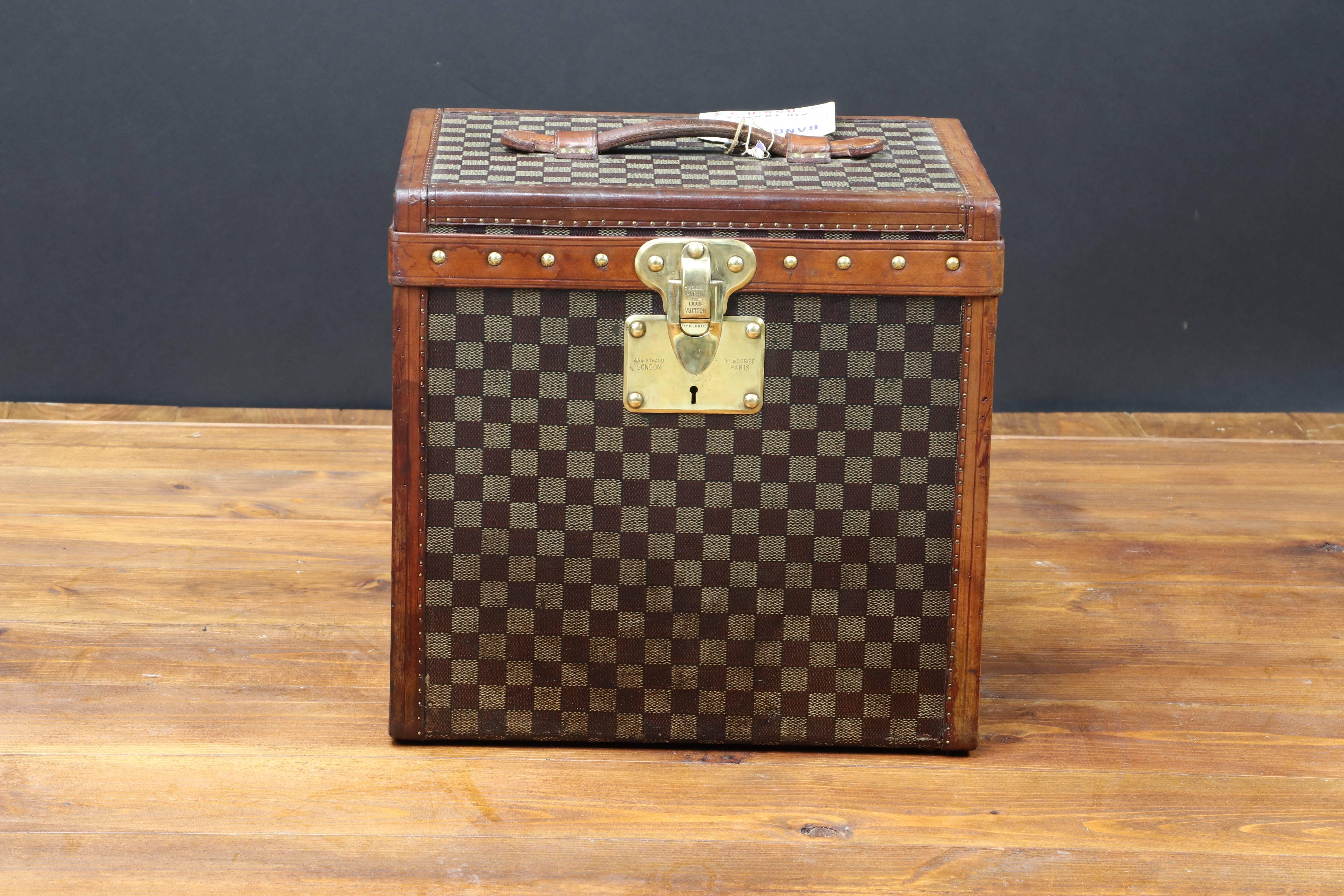 Very rare Louis Vuitton hat trunk square canvas.
Real leather not lozine.

Just cleaned totally original.

First series, with leather border and brass lock.

Size in cm: 37 cm wide x 35 cm height x 30 deep.