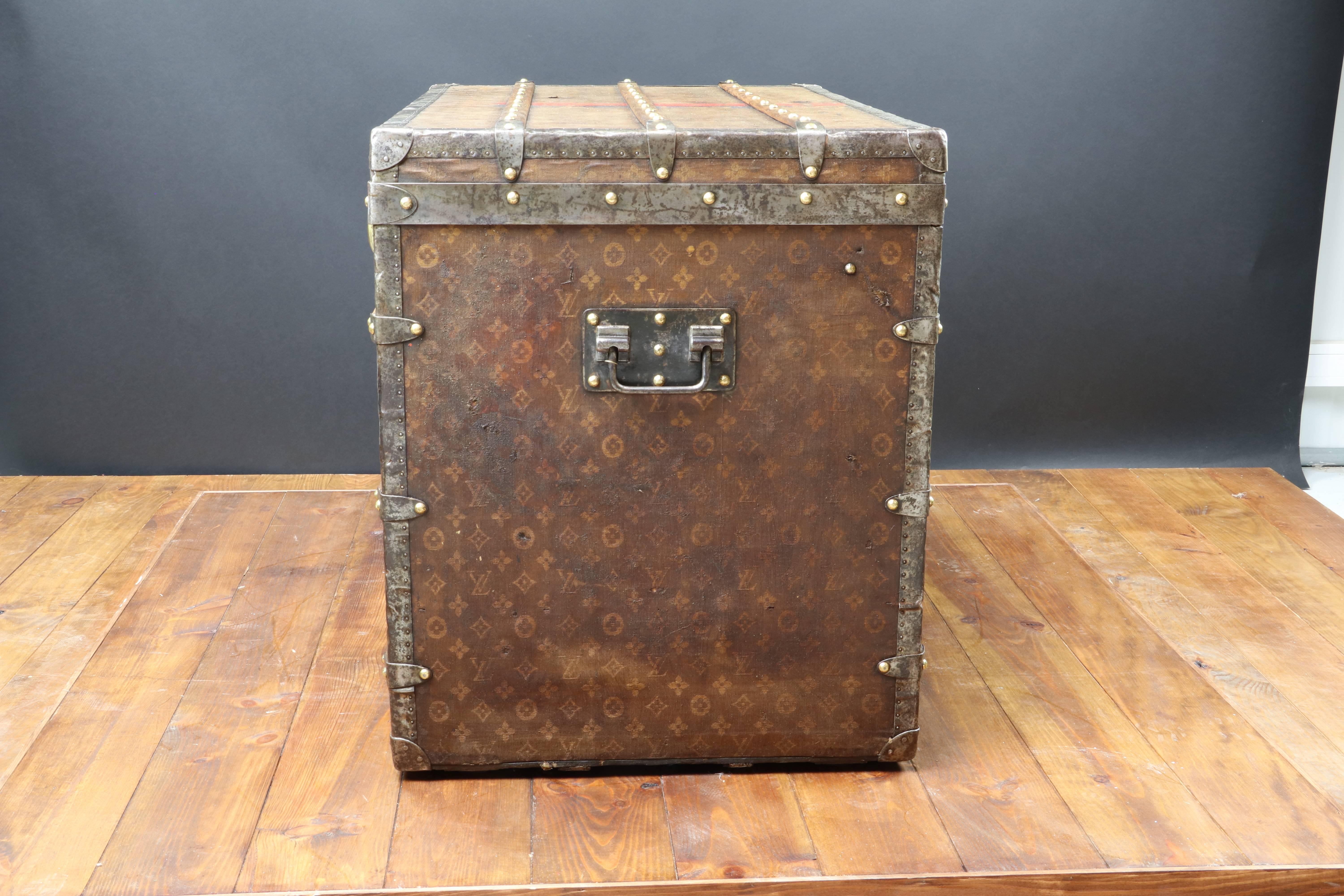 Very nice Louis Vuitton woven canvas steamer trunk featuring steel trims, locks and side handles. Its central lock is brass as well as all its stamped studs. Beautiful warm patina. Original interior with white and red stripes.
Louis Vuitton woman