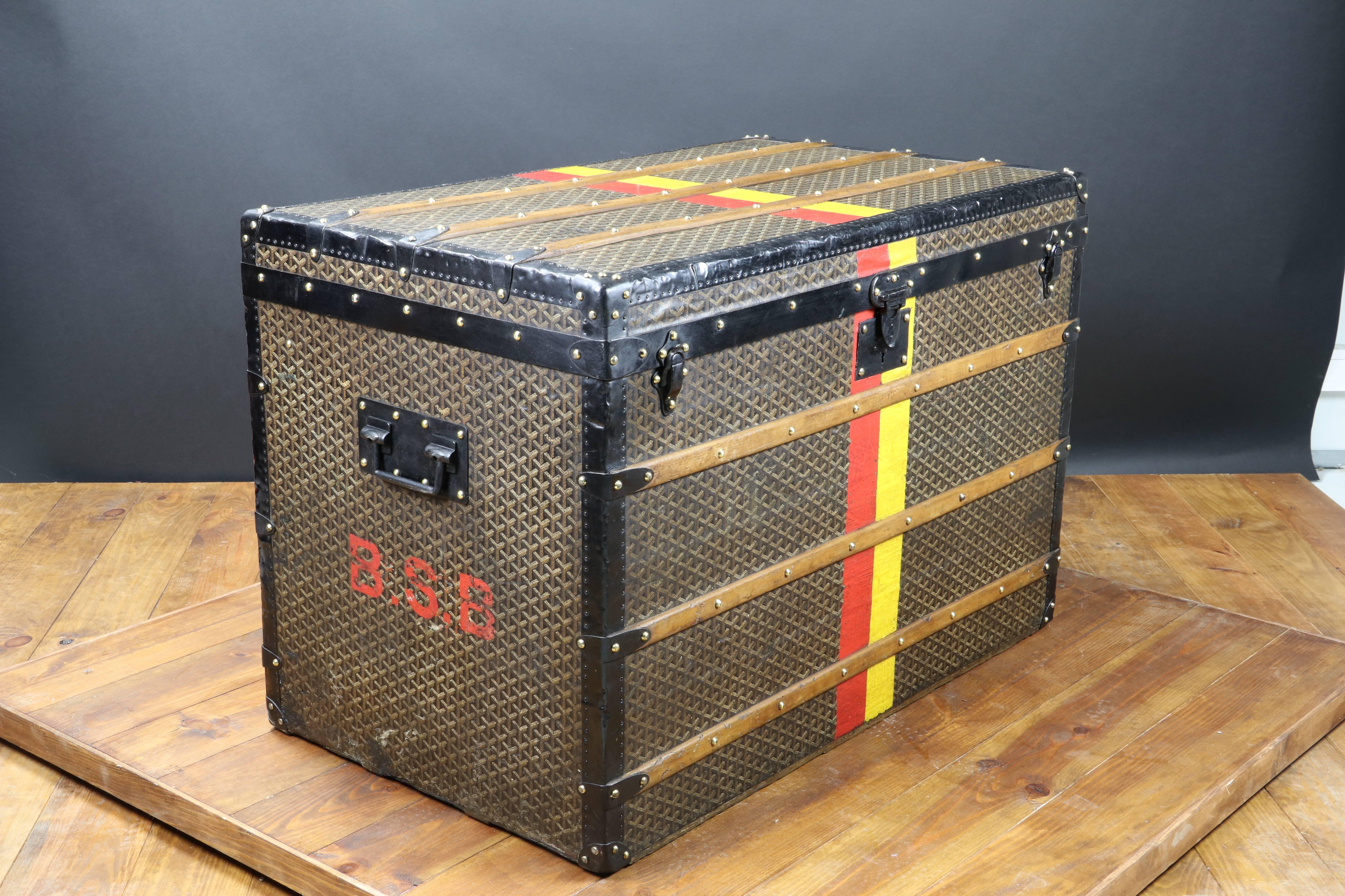 This large Goyard steamer trunk features the famous and sought after chevrons canvas,
steel trim,
steel locks,
steel handles
and side handles.
New inside. 

High steamer Goyard trunk.

All part are original except some piece of canvas and