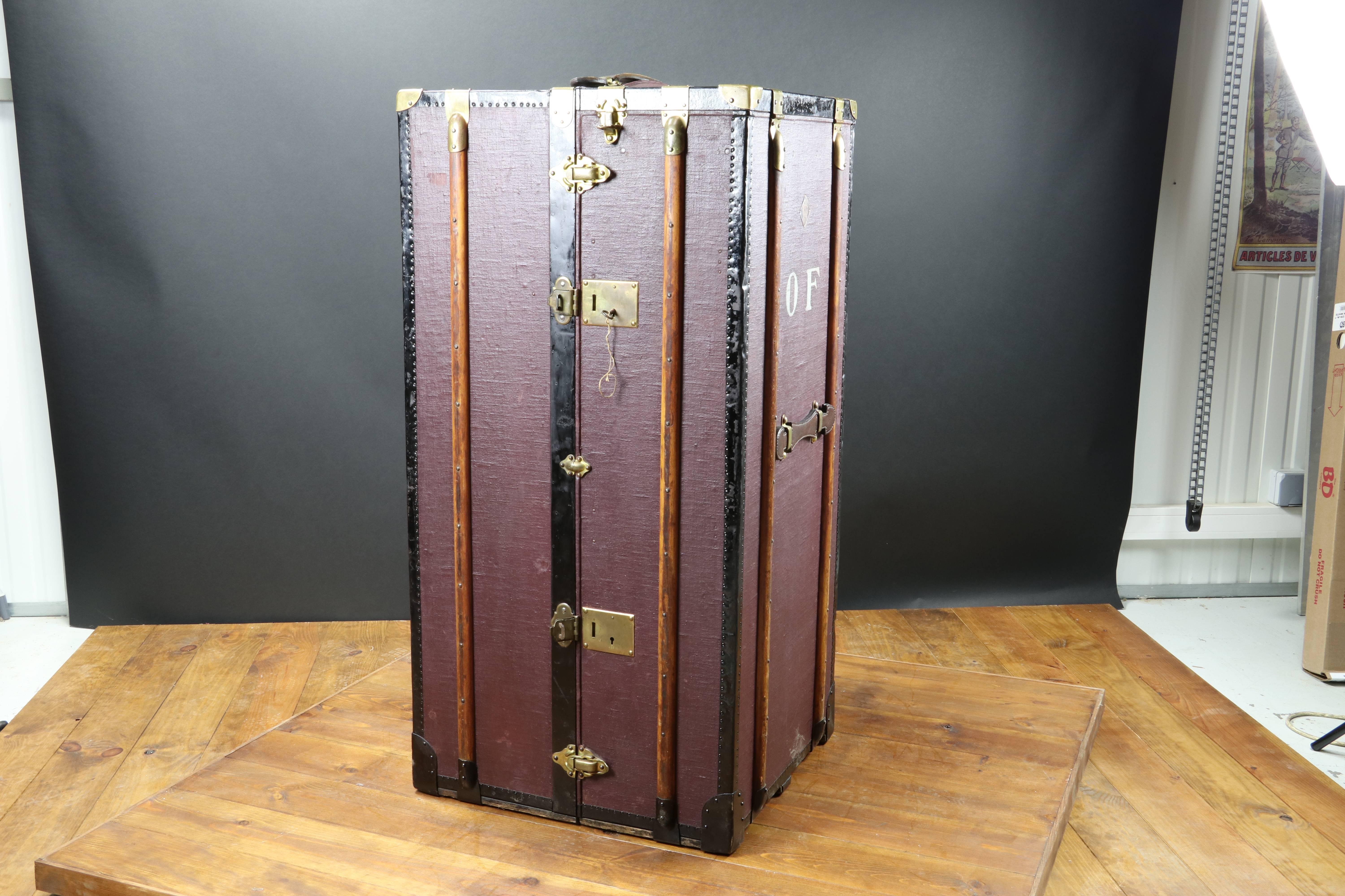 1930 Moritz Maedler secretary wardrobe trunk.

Original inside.
Hanger on right side.
Trays and secretary on the left.

Size in cm: 57 cm wide X 116 cm height X 54 cm deep. 

Malle armoire de marque Moritz Maedler.

Cornières en metal.