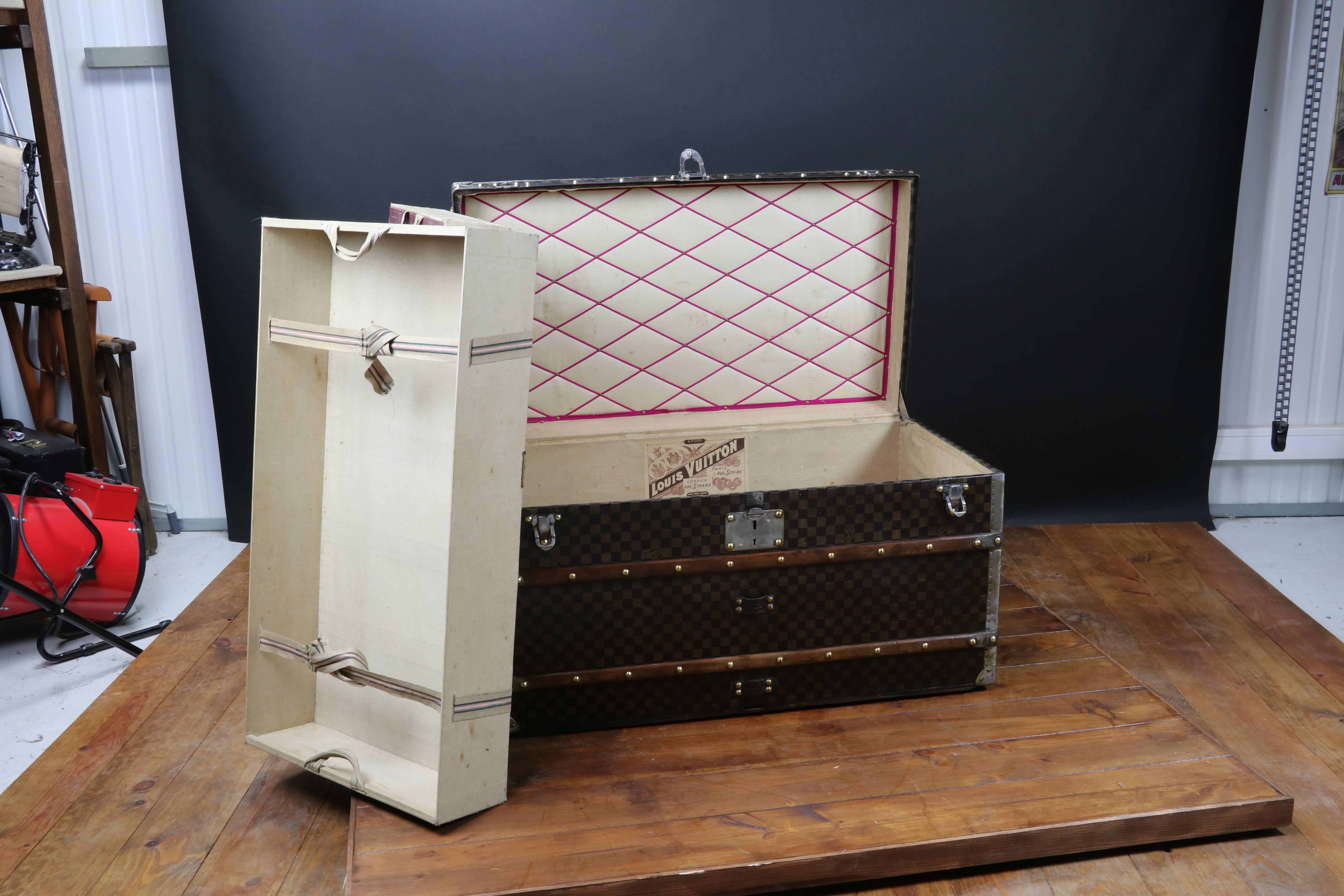 Louis Vuitton steamer damier canvas trunk. 

Two original trays inside, one with box. 

Lock, hasp, border, Handel in steel. 

Size in Cm : 90 cm wide X 48 cm height X 50 cm deep. 
Malle Louis Vuitton Damier courrier.

Two chassis amovible