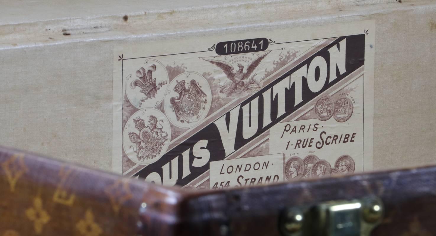 1900s Louis Vuitton Wowen Monogram Steamer Trunk In Distressed Condition In Haguenau, FR