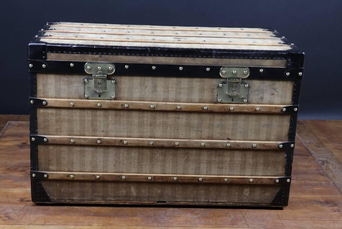 Louis Vuitton stripped trunk.

Massif brass lock.

Steel handle.

Steel corner. 

Original inside with two nice trays except ribbon redonne with original color.

Size in cm 90 cm Wide X 57 height X 52 deep.

Malle Louis Vuitton a toile