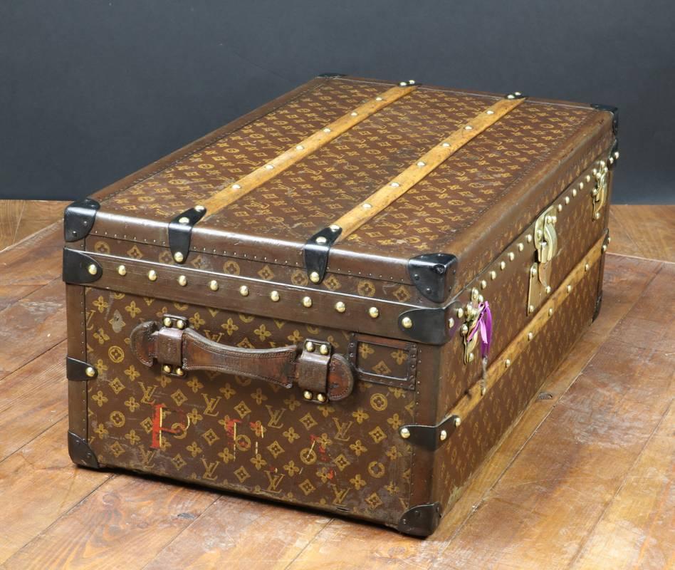 Louis vuitton cabin stencil canvas. 

Perfect conditions with original inside and one original tray. 

Brass lock and brass Hasp. 

Original leathers handel. 

With original key. 
Size in cm: 80 cm wide X 33 height X 47 deep. 

Malle
