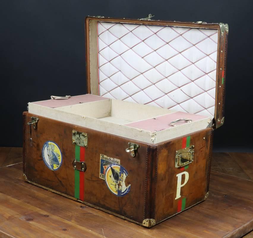 Leather steamer trunk. 

Original interior with label dated 21/11/1893.

Lock engraving Goyard.

Trunk having belonged to the marquis de preaulx.

Family stable.

One handle brass change.

The bottom lock change.

Travel label on the