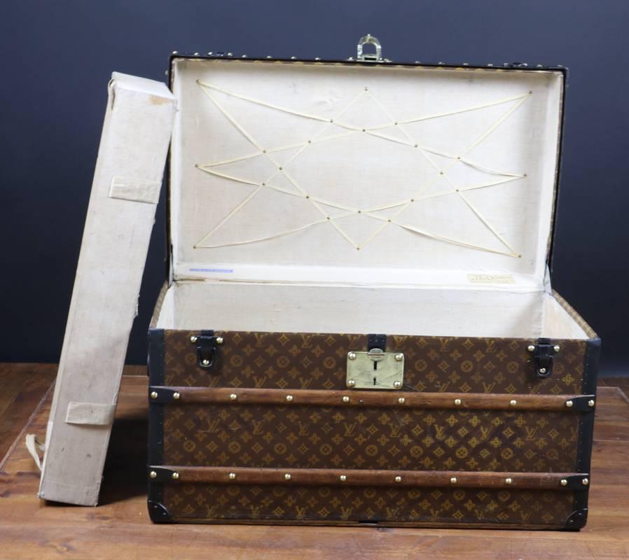 Louis Vuitton stencil monogram trunk. 

Brass lock. 

Steel hasp. 

Leather handel. 

Original inside. 

circa 1900-1914. 

Size in Cm: 80 cm wide X 44 height X 46 deep. 

Malle Louis Vuitton monogram de format courrier. 

Serrure en