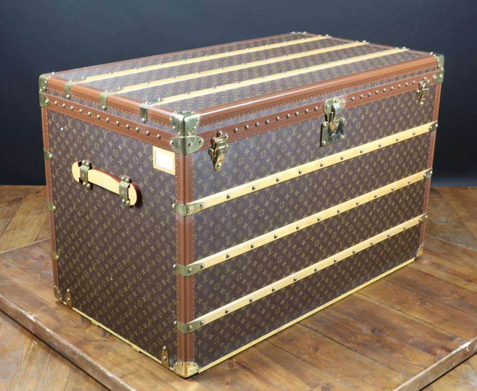 Louis Vuitton high steamer new condition

100% original, not clean, not restore.

Solid brass jewelery

Natural leather handles with brass fitting

Lozine border

Interior, perfect condition, with three internal original trays