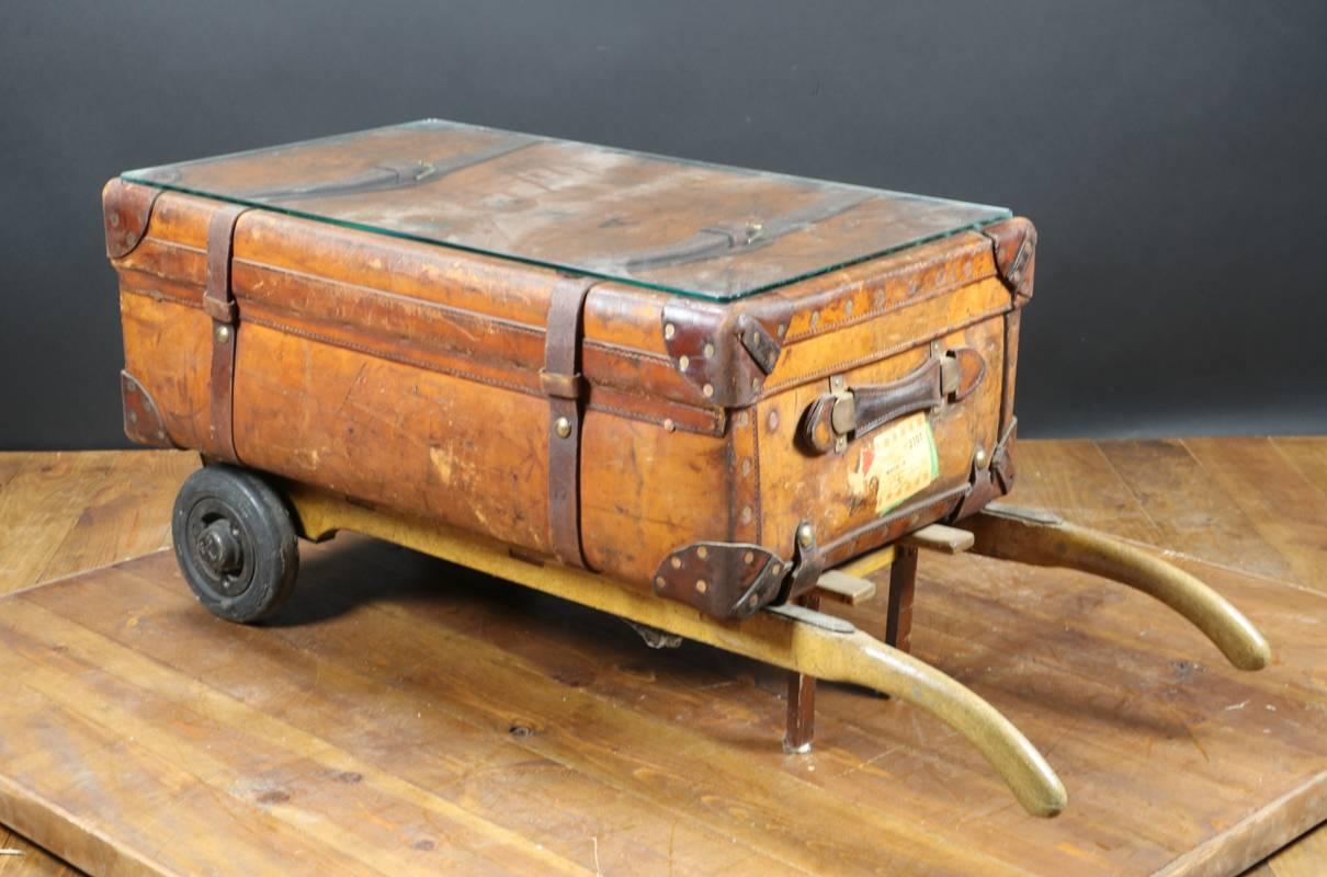 1930s Leather Trunk Fixed on Old Trolley In Good Condition For Sale In Haguenau, FR