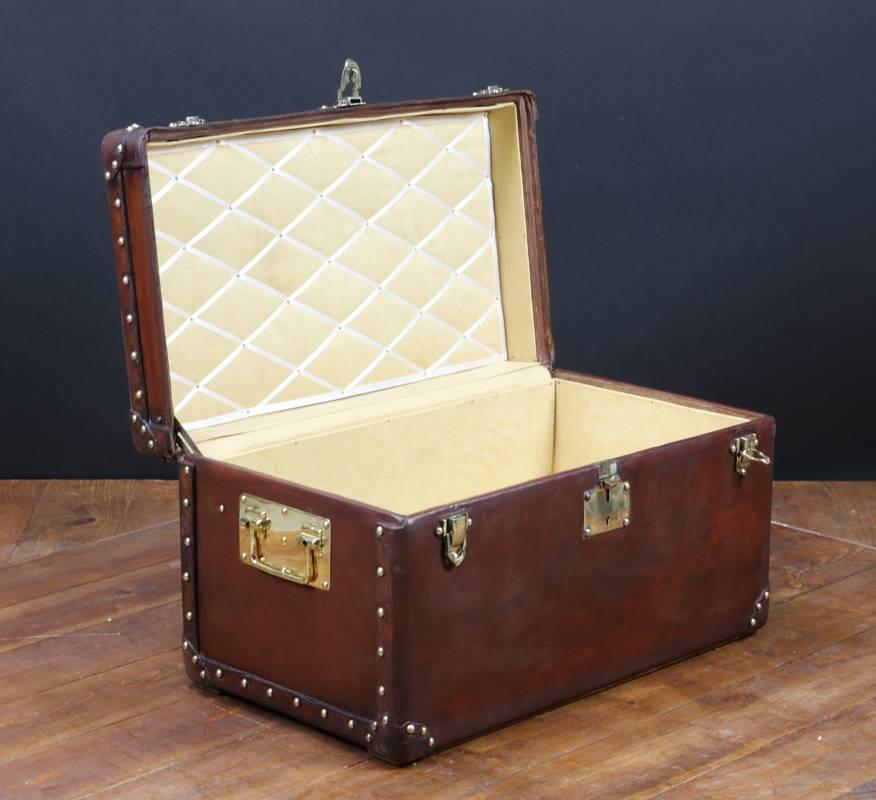 
Natural leather trunk
Everything, every part look like a Louis Vuitton leather trunk 
same size, same fashion, same Hasp, lock and handel 
But its a anonymous trunk 

Shoe Trunk 

Size in cm: 67 wide X 36 height X 38 deep 


Malle a