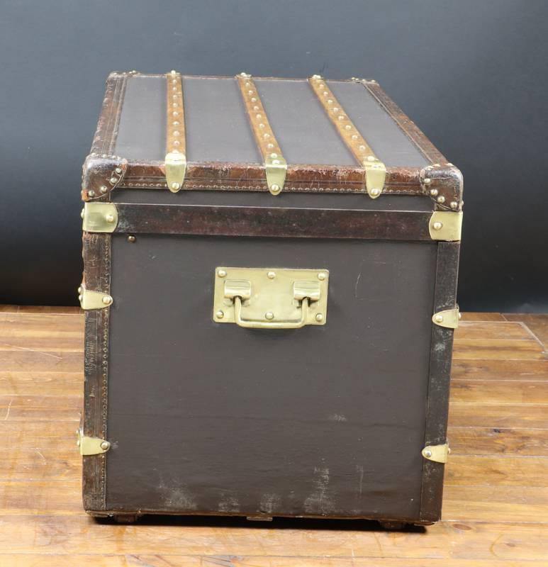 Steamer trunk, commode 

You can open the front of the trunk and use four trays 

Size in cm: 100 wide X 53 height X 53 deep 




Malle courrier, au format commode de marque Au Depart 

La facade avant s'ouvre, decouvrant 4 tiroirs en