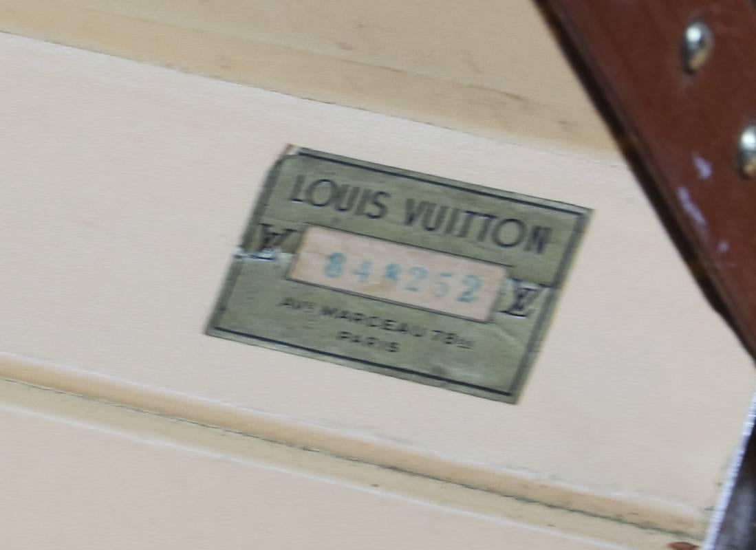Louis Vuitton monogram suitcase

Stencil monogram (not print) 

Lozine border 

Leather handel 

Trays inside 

 B.G monogram 

Size in cm: 70 cm de Wide X 22 cm height X 47 cm deep.