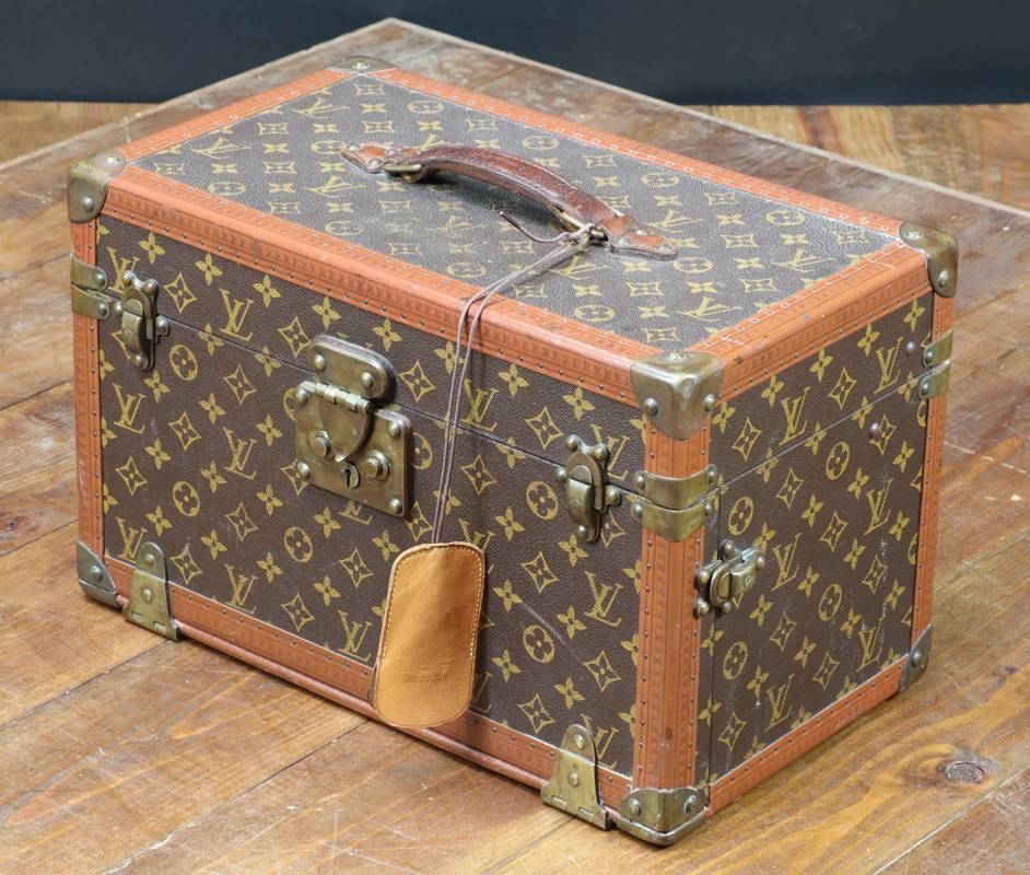 Louis Vuitton vanity Special order with original key 

The vanity opens in two parts (cover and front convenient)

In the lid under the mirror, a jewelry box finds place.

A bottle compartment is located on the top and

Front four storage